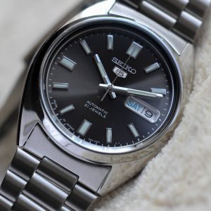 Vintage Seiko 5 automatic watch with date display on a stainless steel bracelet.