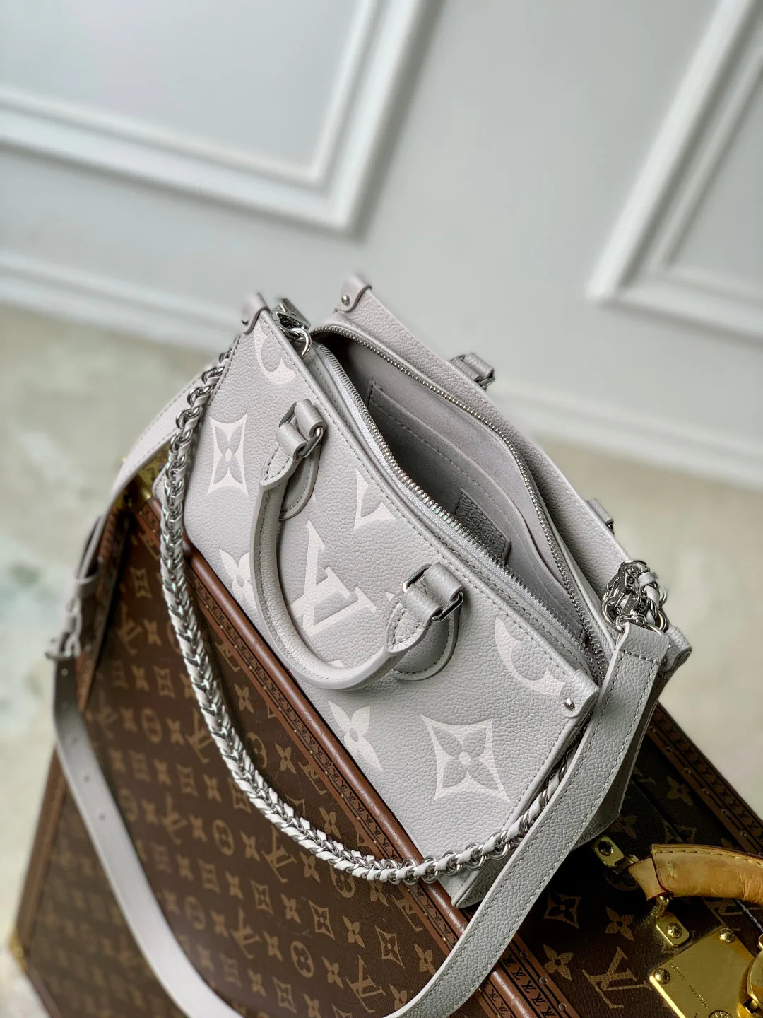 LV OnTheGo East West Bag Gray White Monogram Empreinte leather 240824 - Image 4