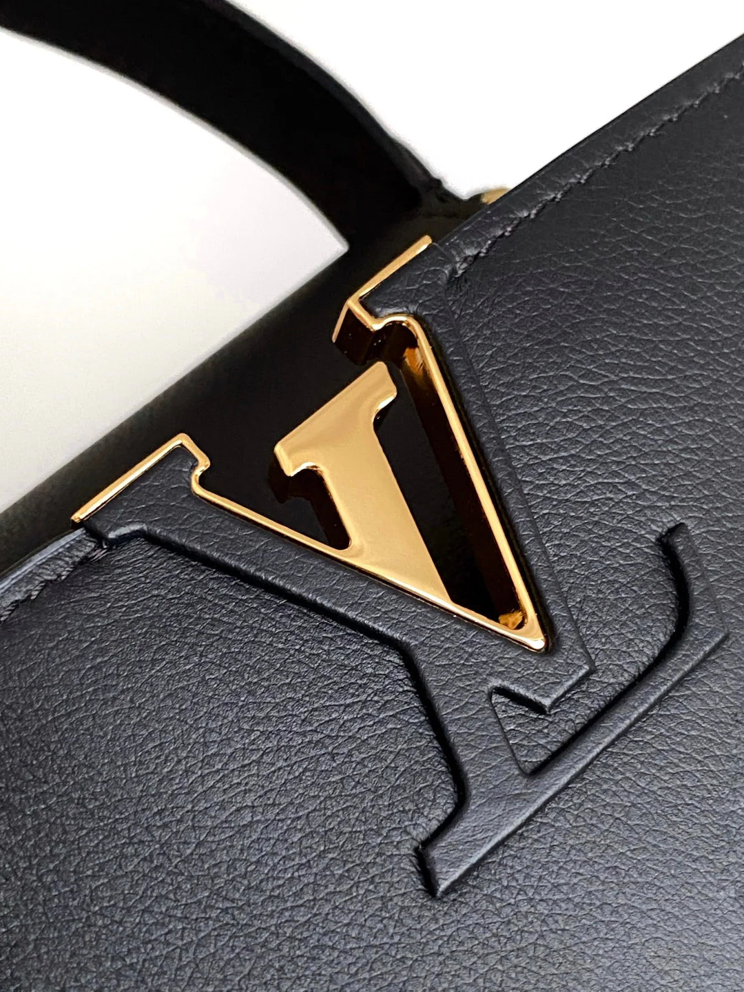 CAPUCINES GM 33CM BLACK GOLD TAURILLON LEATHER 252021 - Image 6