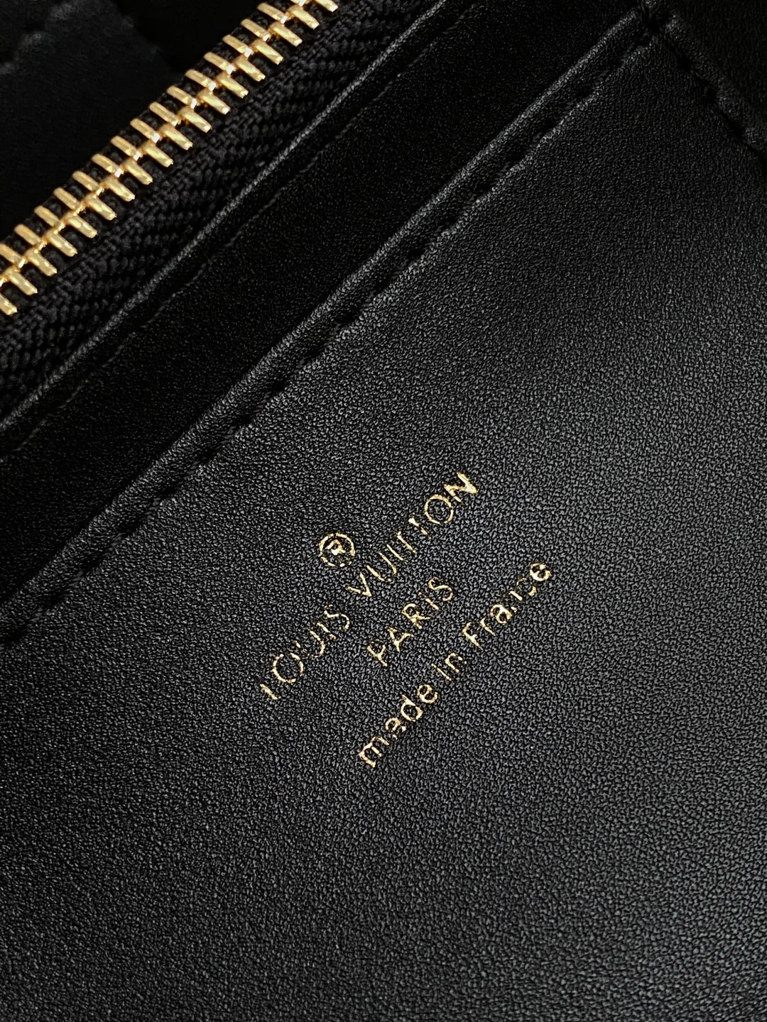 CAPUCINES GM 33CM BLACK GOLD TAURILLON LEATHER 252021 - Image 5