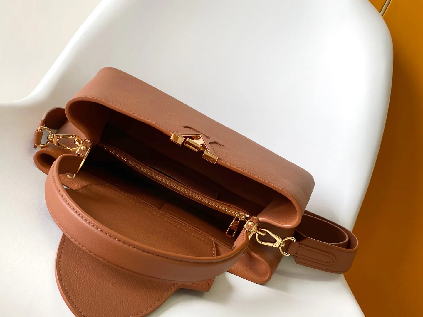 CAPUCINES GM 33CM BROWN GOLD TAURILLON LEATHER 252019 - Image 3