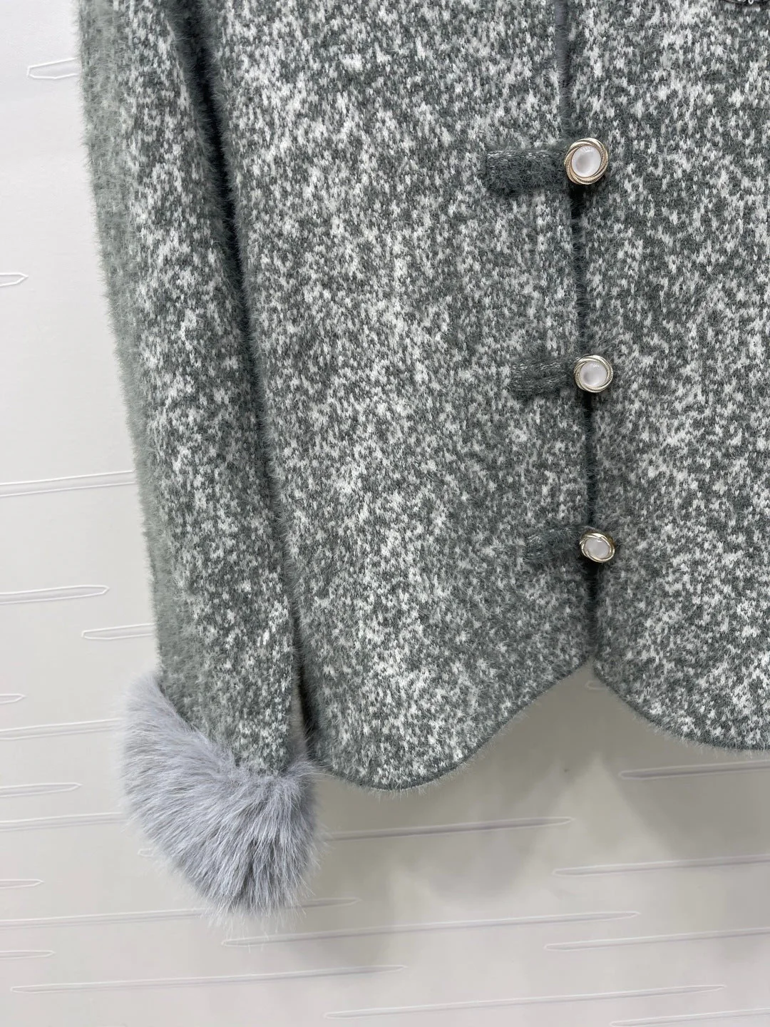 Chanel 2025 Fur-sleeved Crew Neck Cardigan Gray Polyester Wool 319595 - Image 7