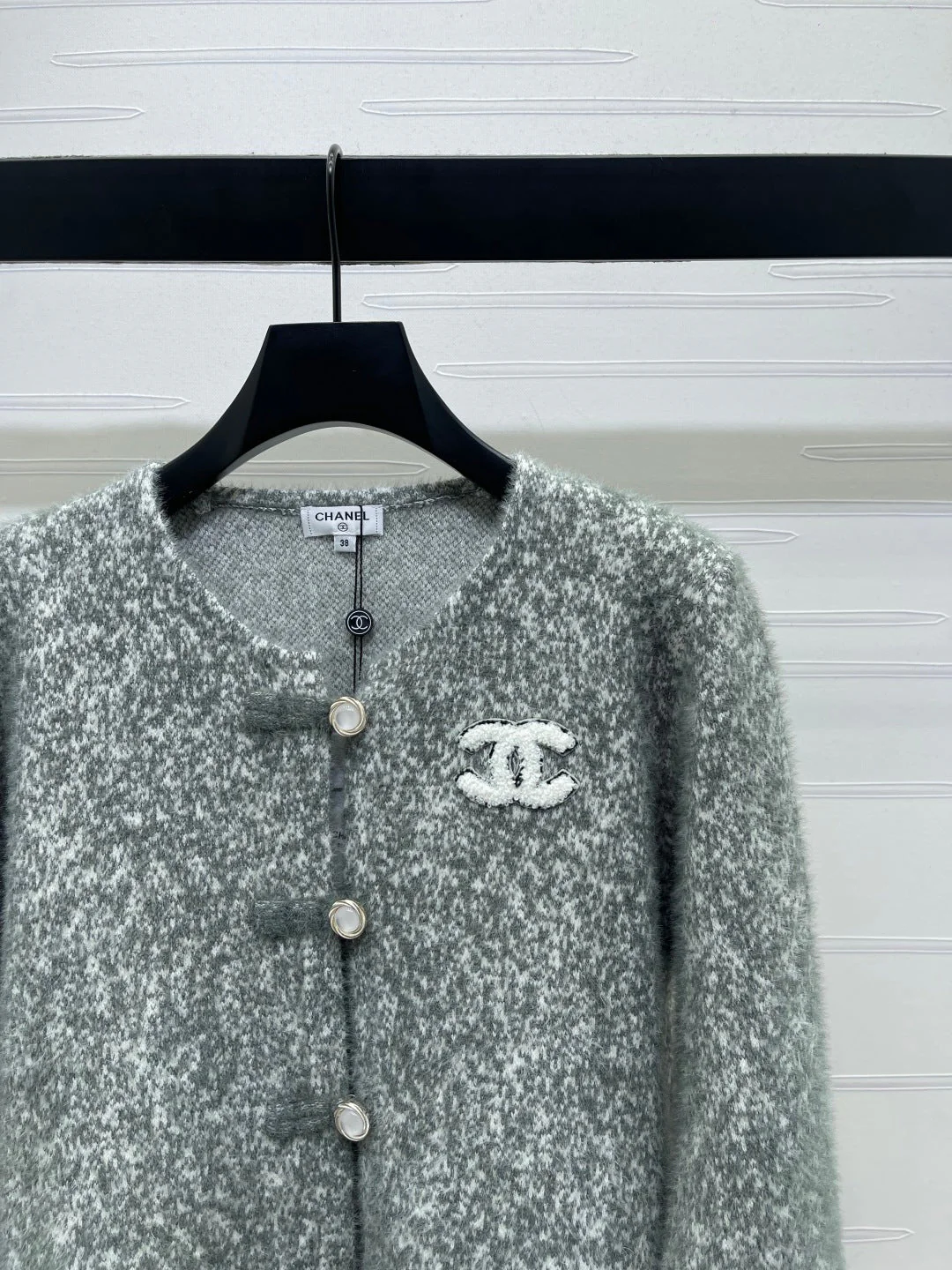 Chanel 2025 Fur-sleeved Crew Neck Cardigan Gray Polyester Wool 319595 - Image 5