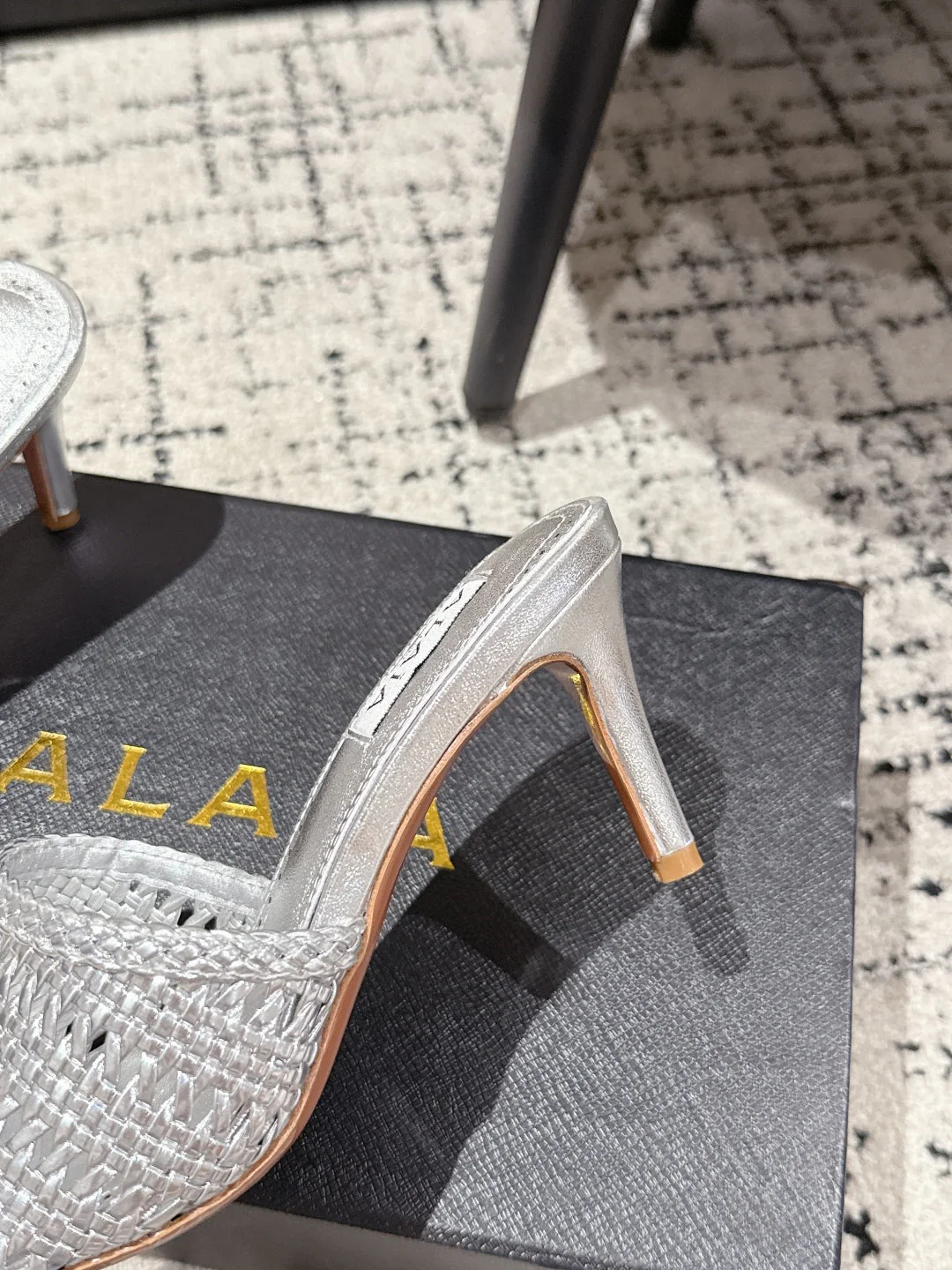 ALAIA  Muller high-heeled metallic sliver woven leather - Image 4
