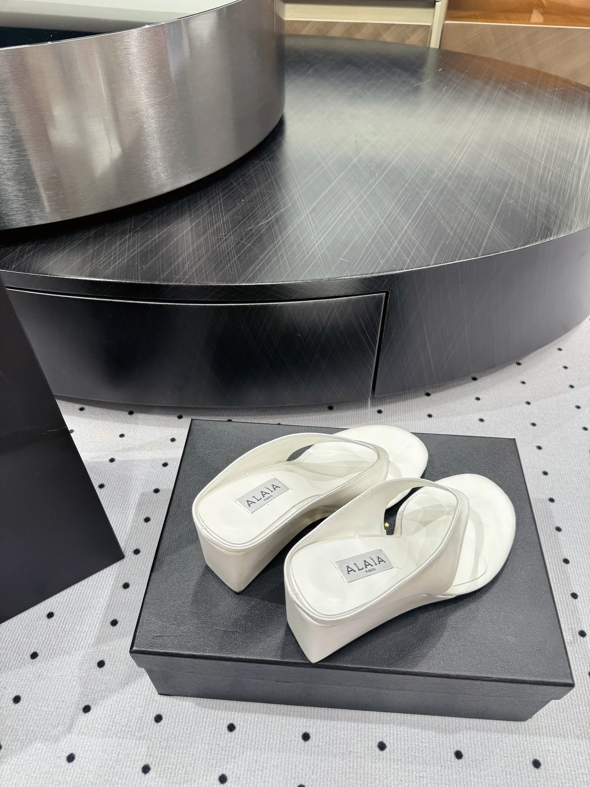 Alaia 25 Cube Thong Mules White Sheepskin 296089 - Image 3