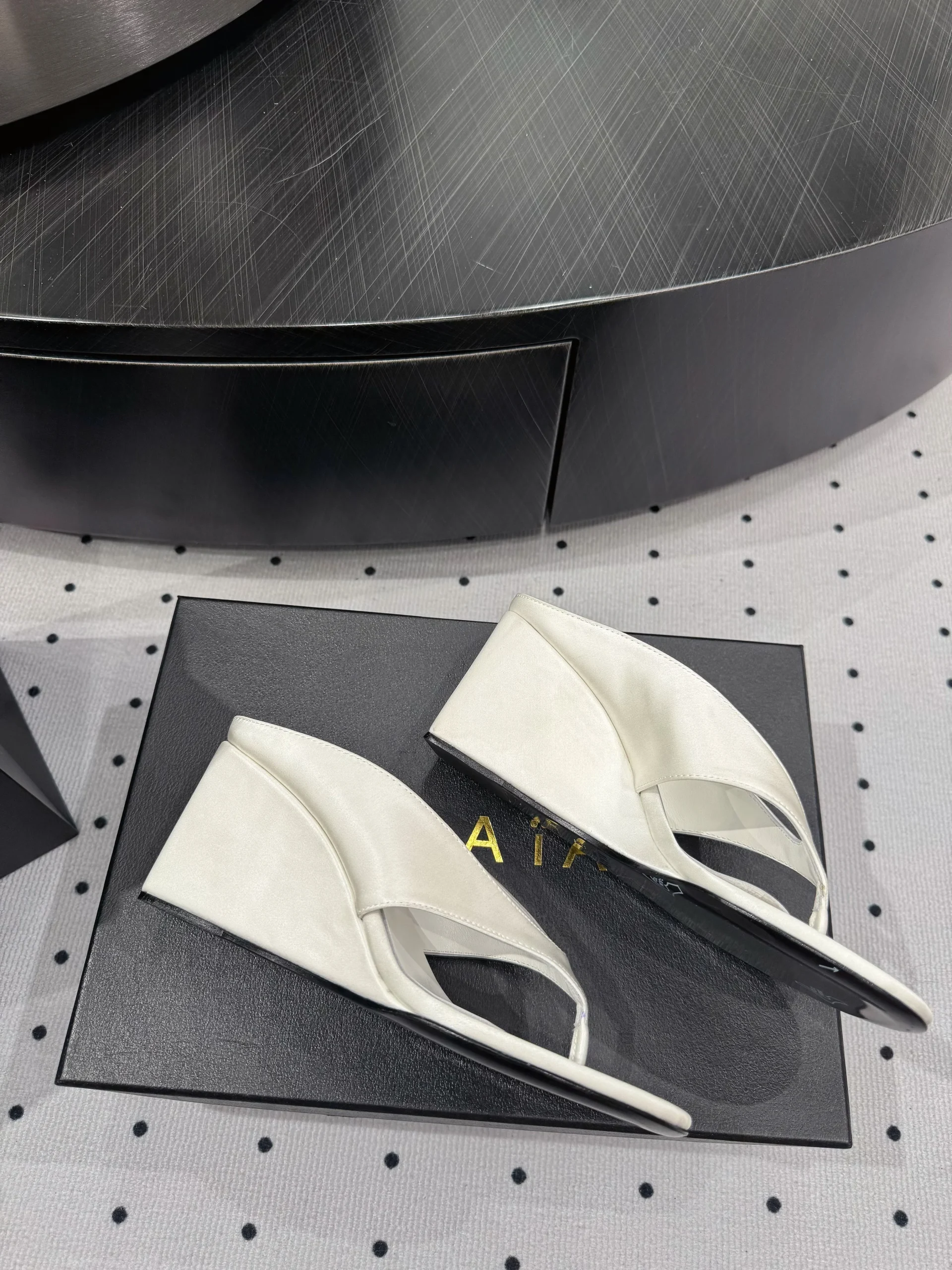 Alaia 25 Cube Thong Mules White Sheepskin 296089 - Image 5