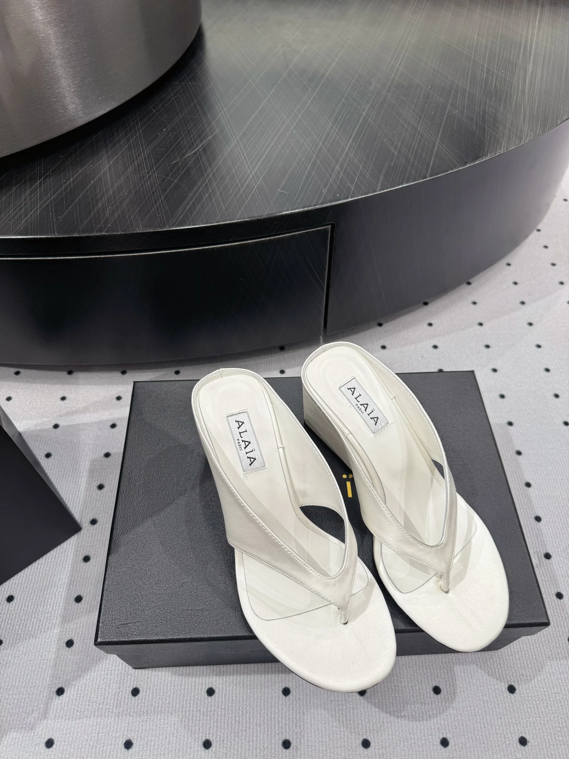 Alaia 25 Cube Thong Mules White Sheepskin 296089 - Image 4