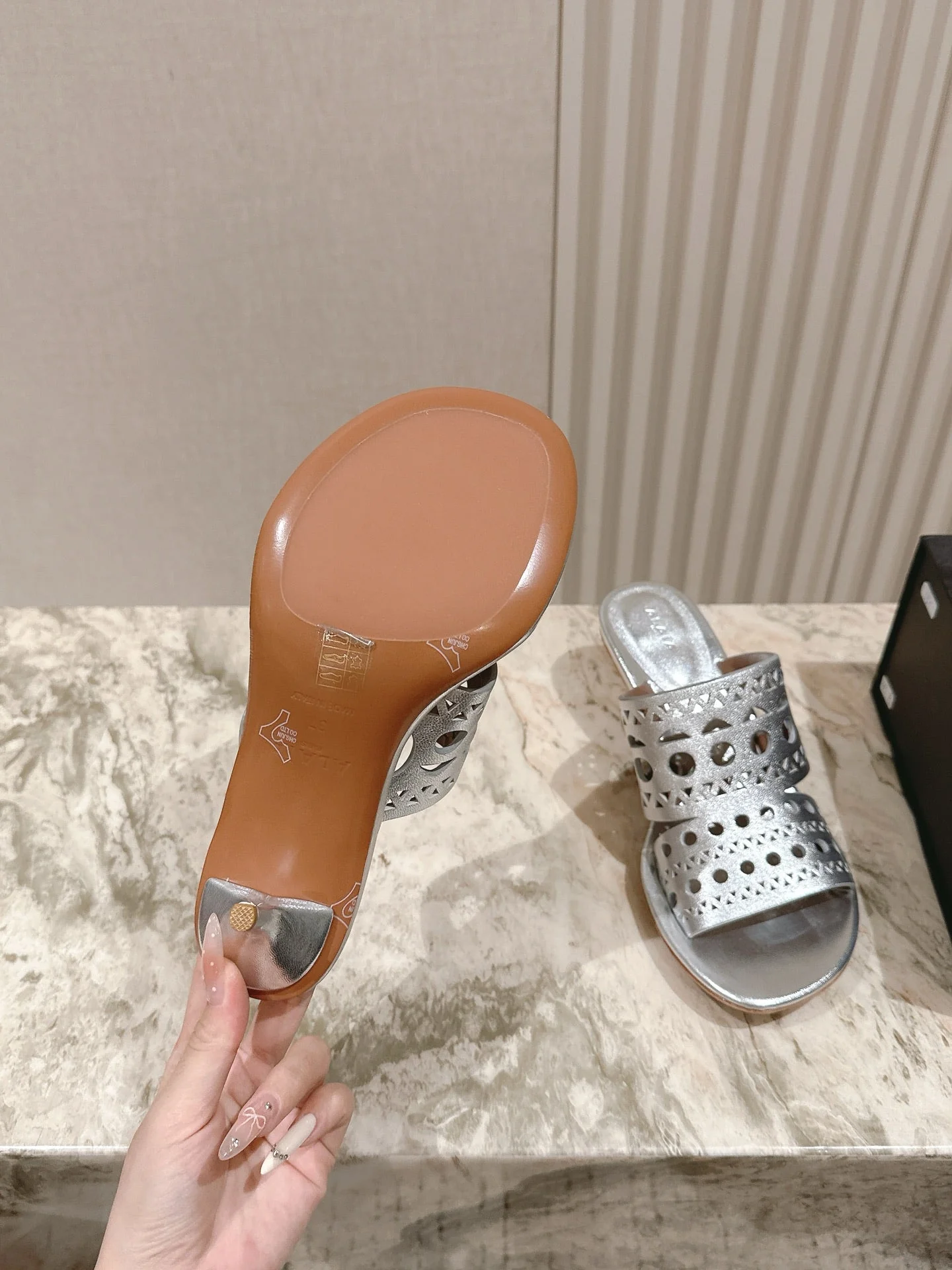 Alaia 2025 Vienne Cutout Kitten-Heel Slide Sandals Silver Leather 293647 - Image 2