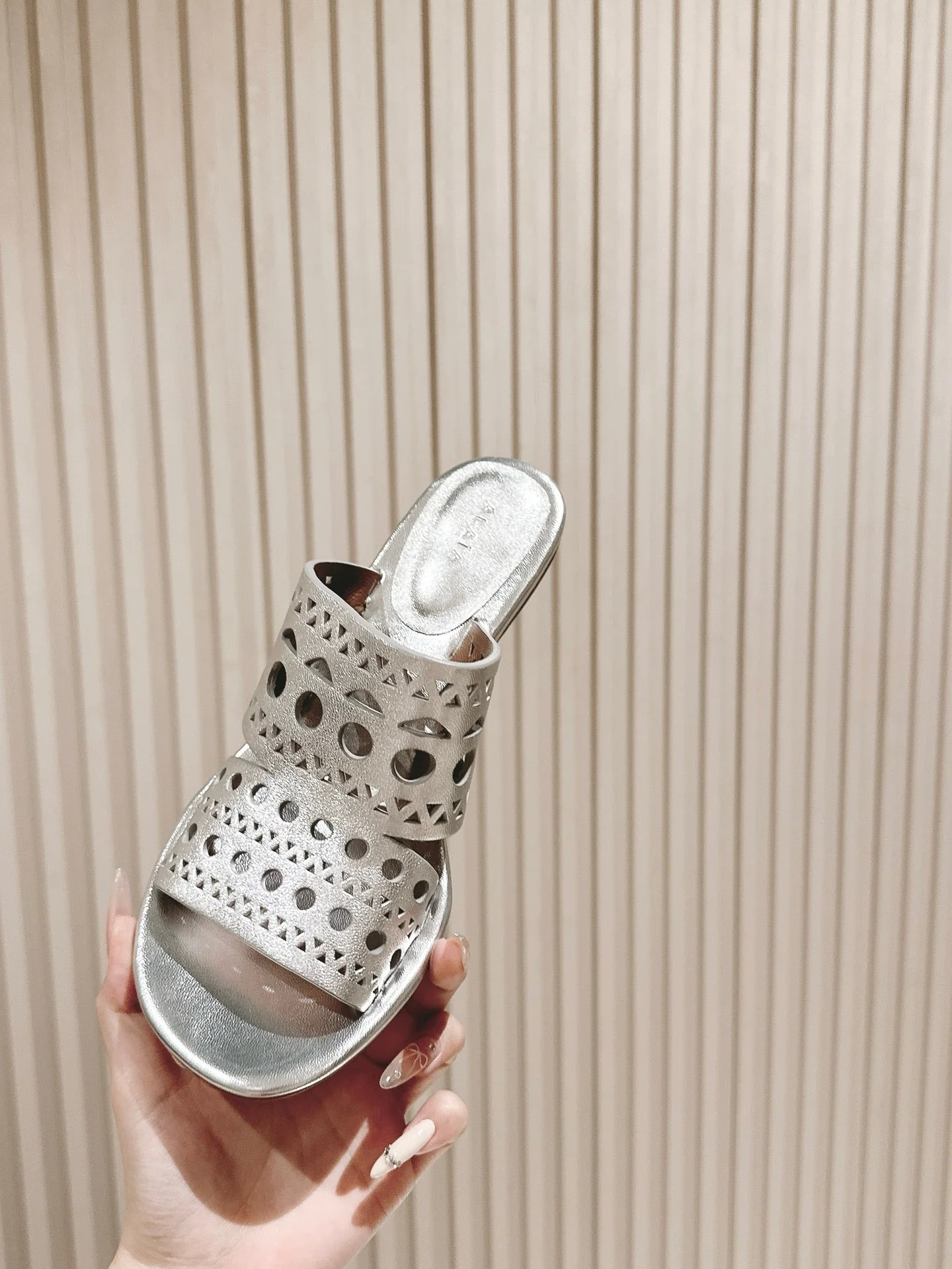 Alaia 2025 Vienne Cutout Kitten-Heel Slide Sandals Silver Leather 293647 - Image 3