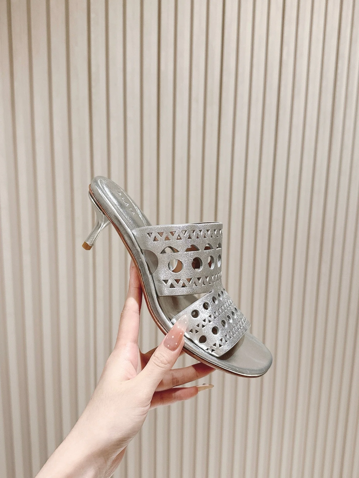 Alaia 2025 Vienne Cutout Kitten-Heel Slide Sandals Silver Leather 293647 - Image 5
