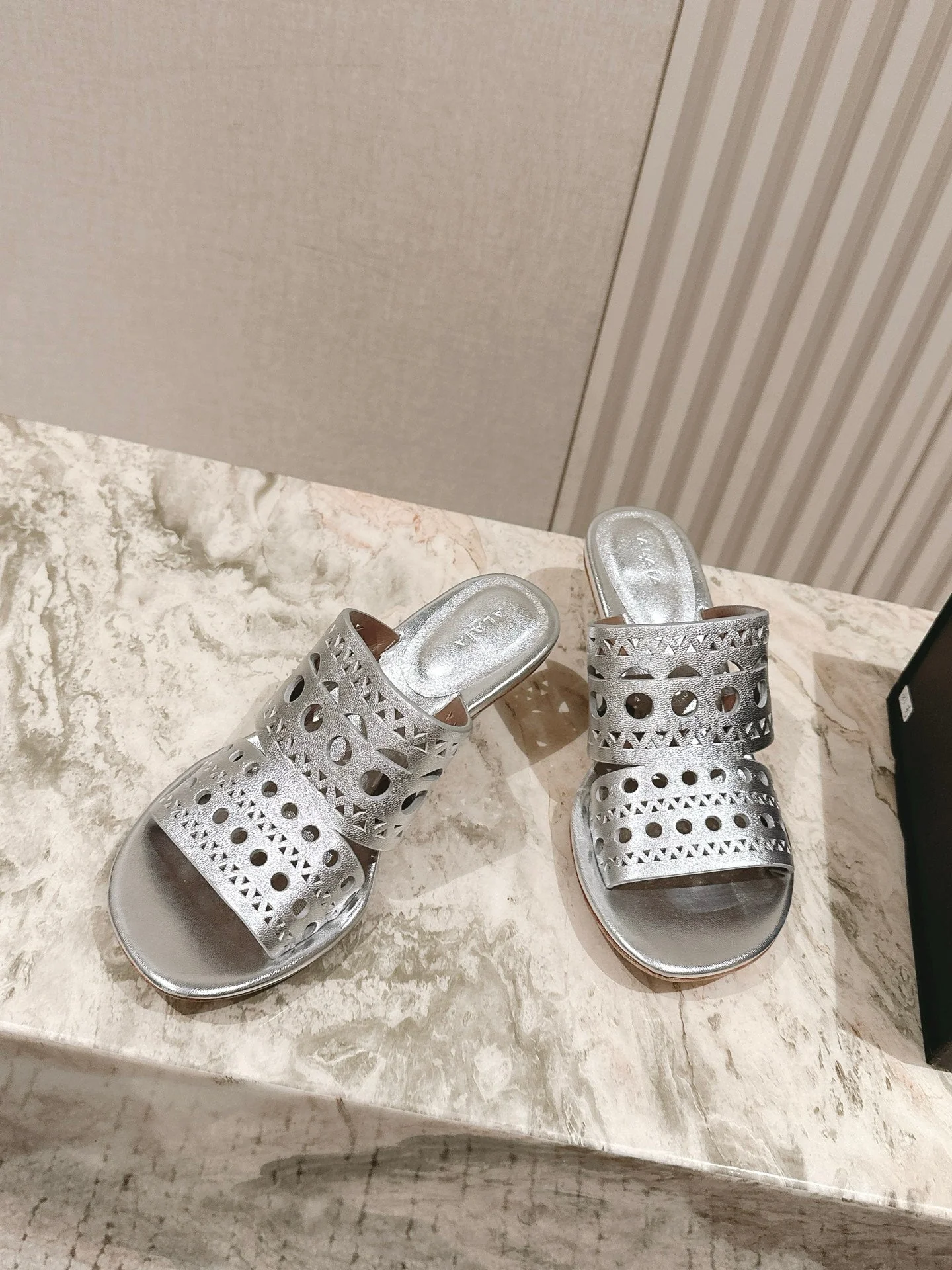 Alaia 2025 Vienne Cutout Kitten-Heel Slide Sandals Silver Leather 293647 - Image 6