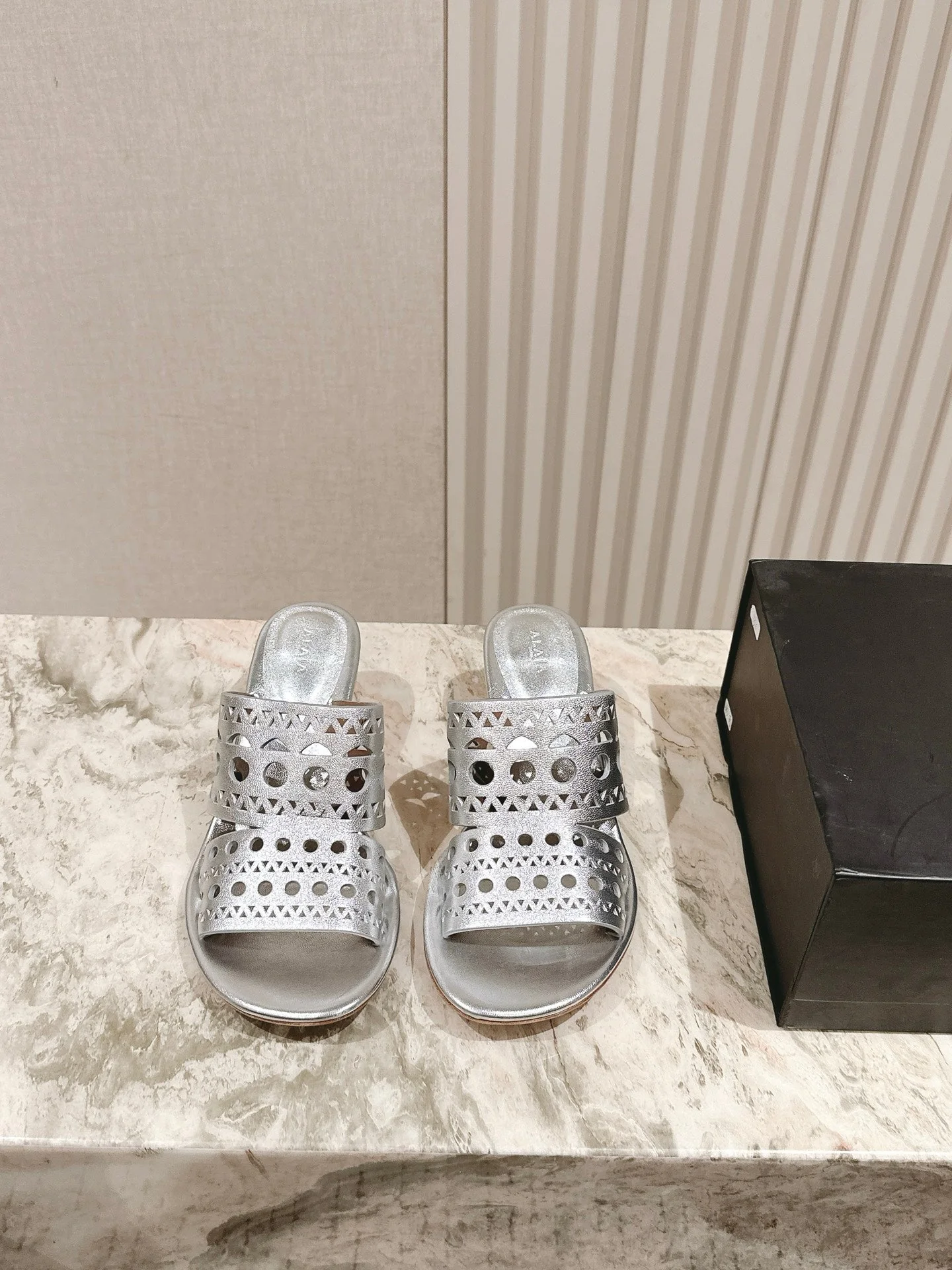 Alaia 2025 Vienne Cutout Kitten-Heel Slide Sandals Silver Leather 293647 - Image 7