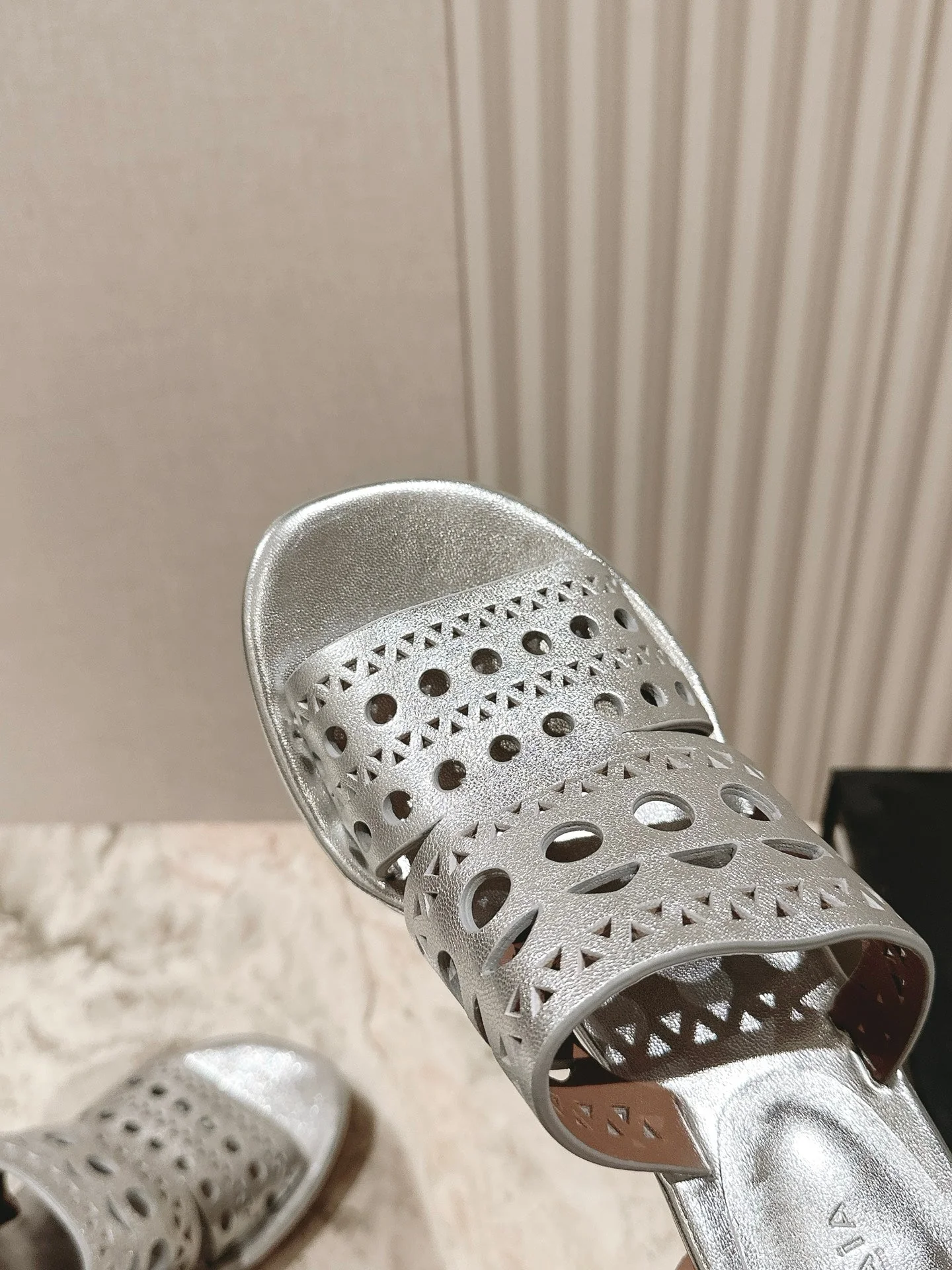 Alaia 2025 Vienne Cutout Kitten-Heel Slide Sandals Silver Leather 293647 - Image 8