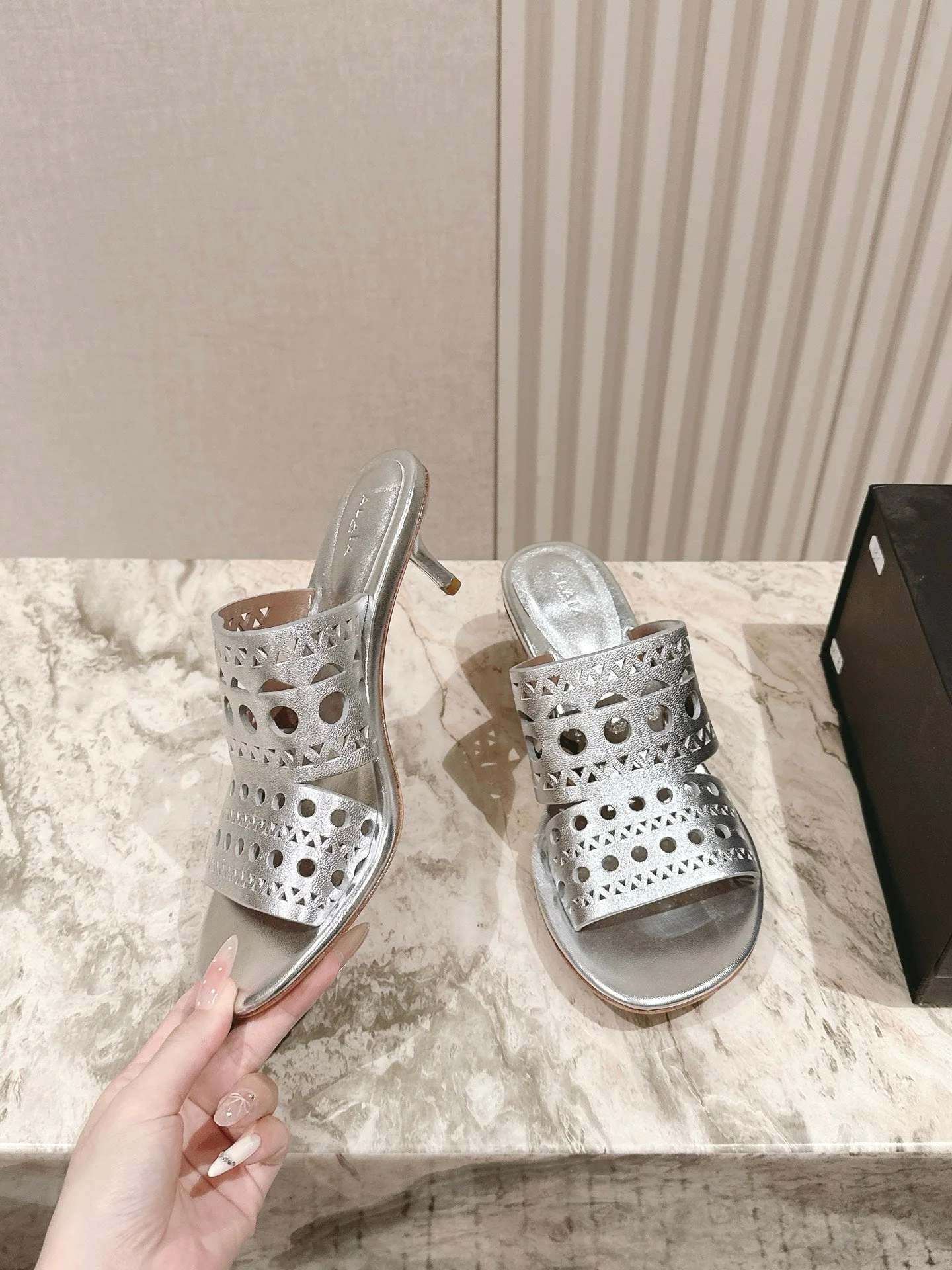 Alaia 2025 Vienne Cutout Kitten-Heel Slide Sandals Silver Leather 293647 - Image 9