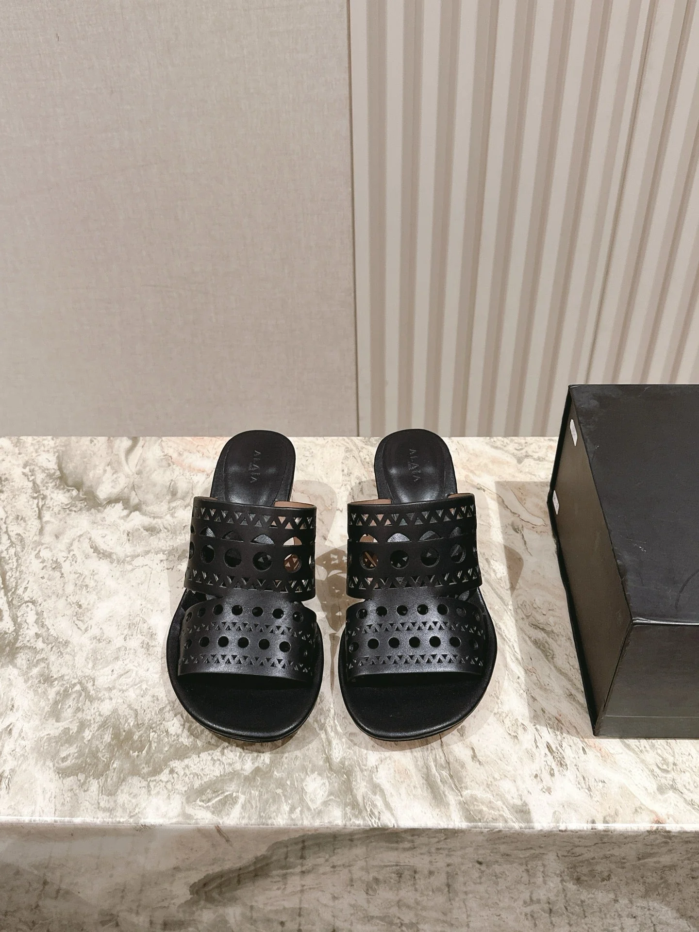 Alaia 2025 Vienne Cutout Kitten-Heel Slide Sandals Black Leather 293648 - Image 2