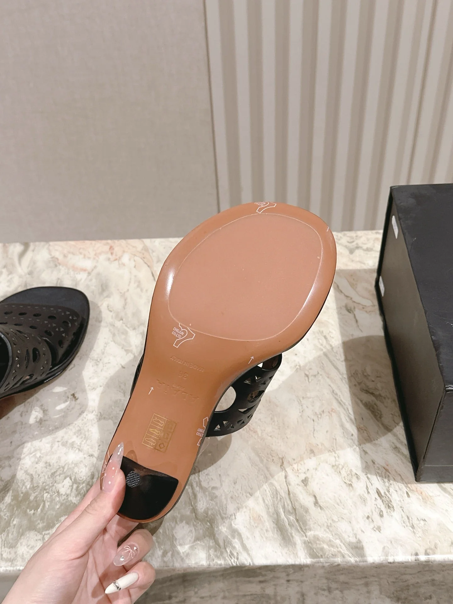 Alaia 2025 Vienne Cutout Kitten-Heel Slide Sandals Black Leather 293648 - Image 4