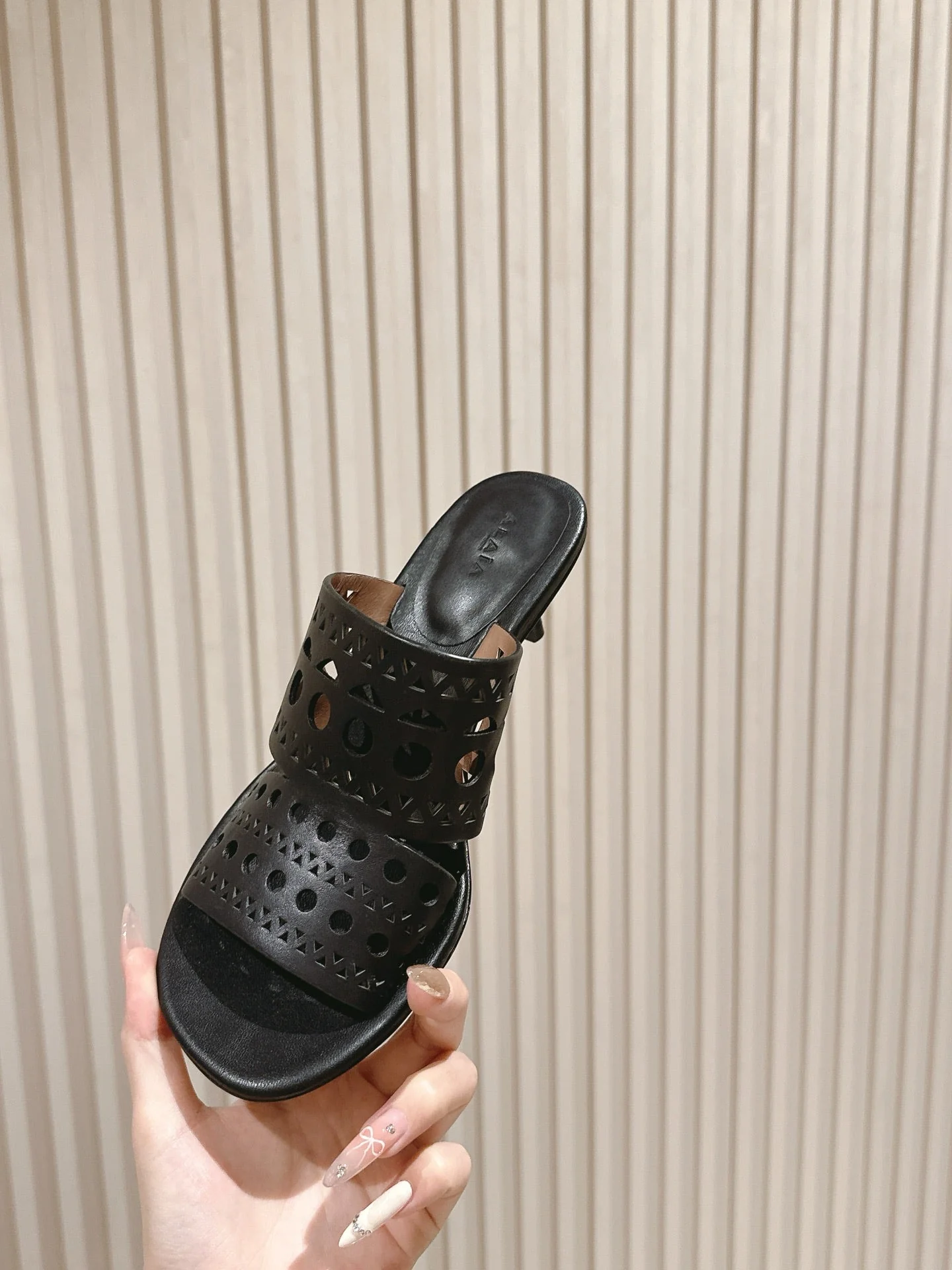 Alaia 2025 Vienne Cutout Kitten-Heel Slide Sandals Black Leather 293648 - Image 5