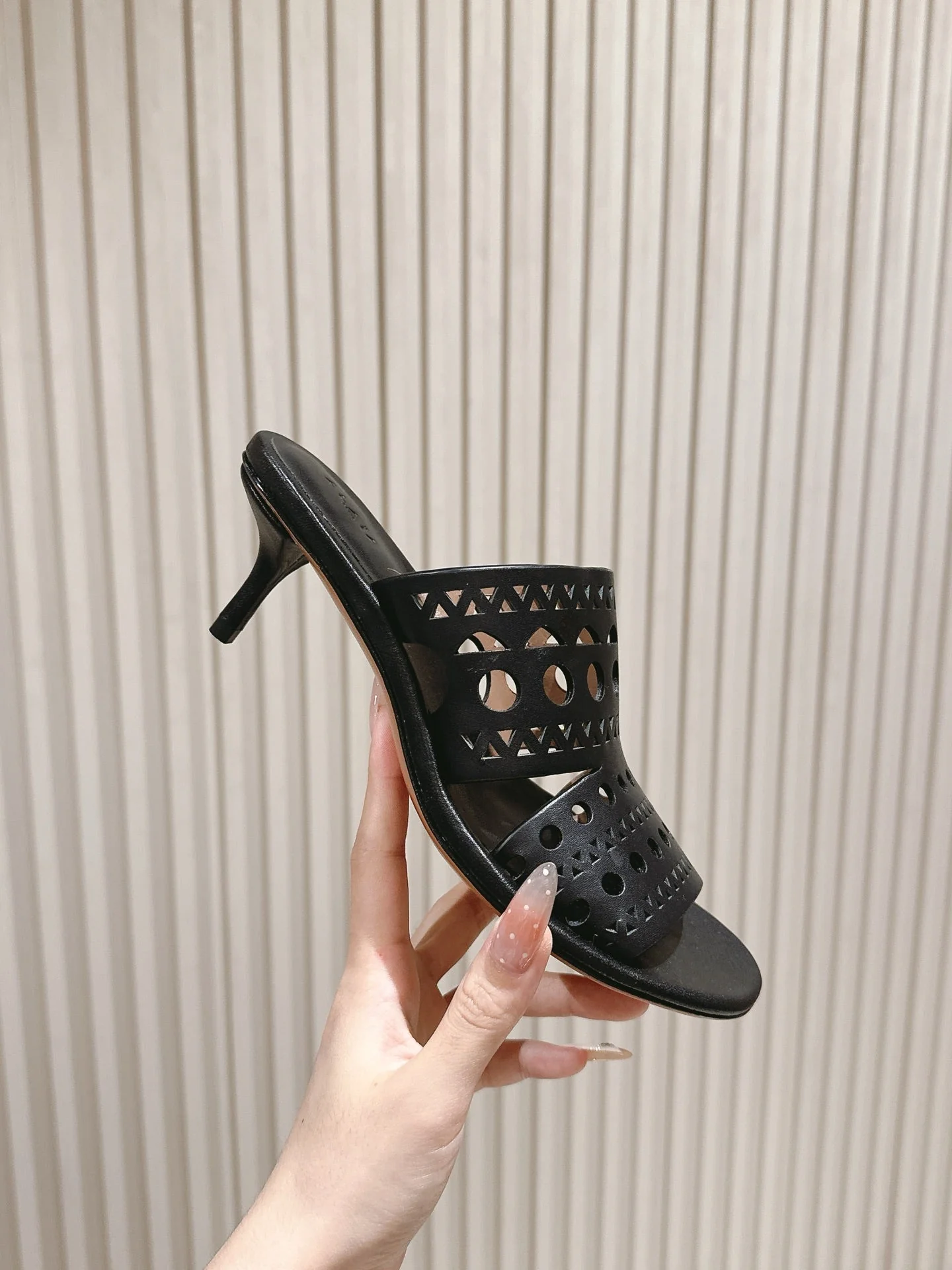 Alaia 2025 Vienne Cutout Kitten-Heel Slide Sandals Black Leather 293648 - Image 8