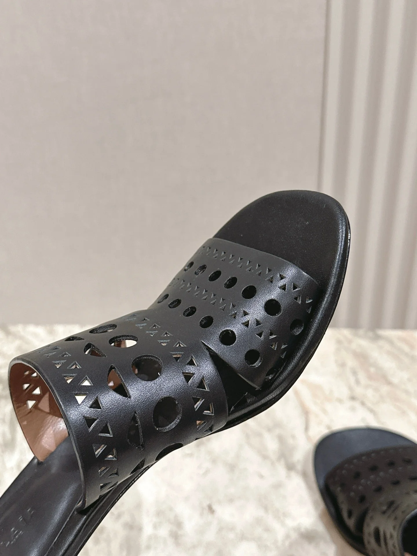 Alaia 2025 Vienne Cutout Kitten-Heel Slide Sandals Black Leather 293648 - Image 6