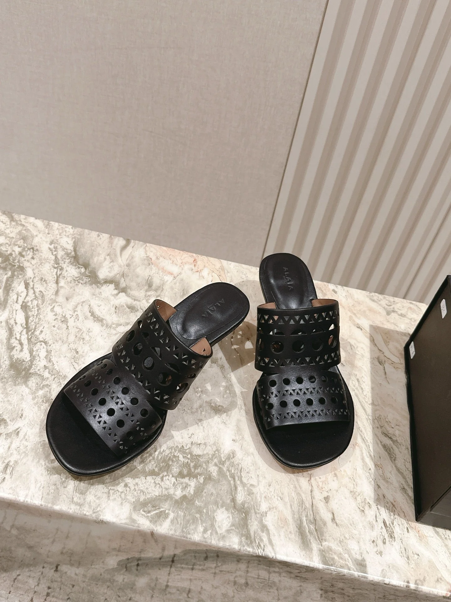 Alaia 2025 Vienne Cutout Kitten-Heel Slide Sandals Black Leather 293648 - Image 7