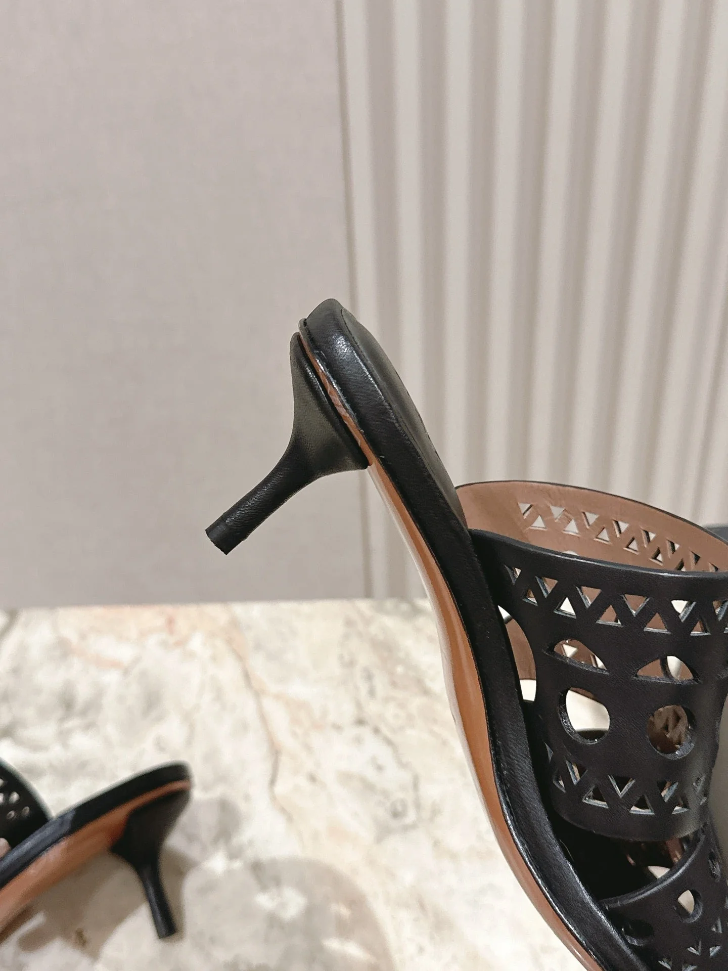 Alaia 2025 Vienne Cutout Kitten-Heel Slide Sandals Black Leather 293648 - Image 9
