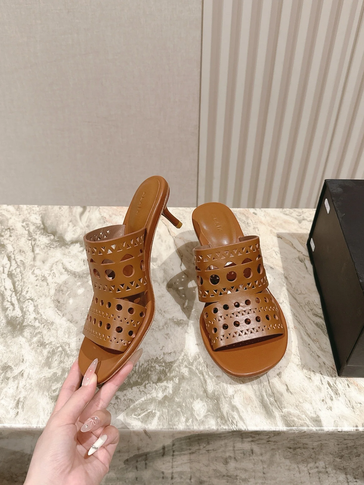 Alaia 2025 Vienne Cutout Kitten-Heel Slide Sandals Brown Leather 293649 - Image 3