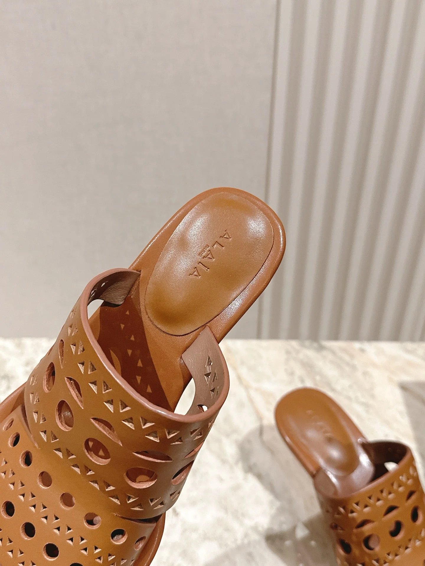 Alaia 2025 Vienne Cutout Kitten-Heel Slide Sandals Brown Leather 293649 - Image 4