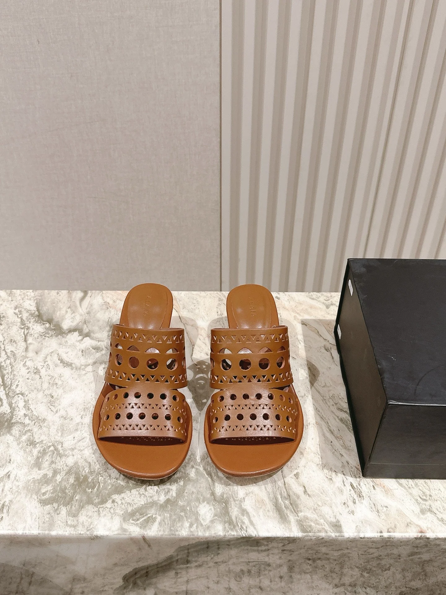 Alaia 2025 Vienne Cutout Kitten-Heel Slide Sandals Brown Leather 293649 - Image 5