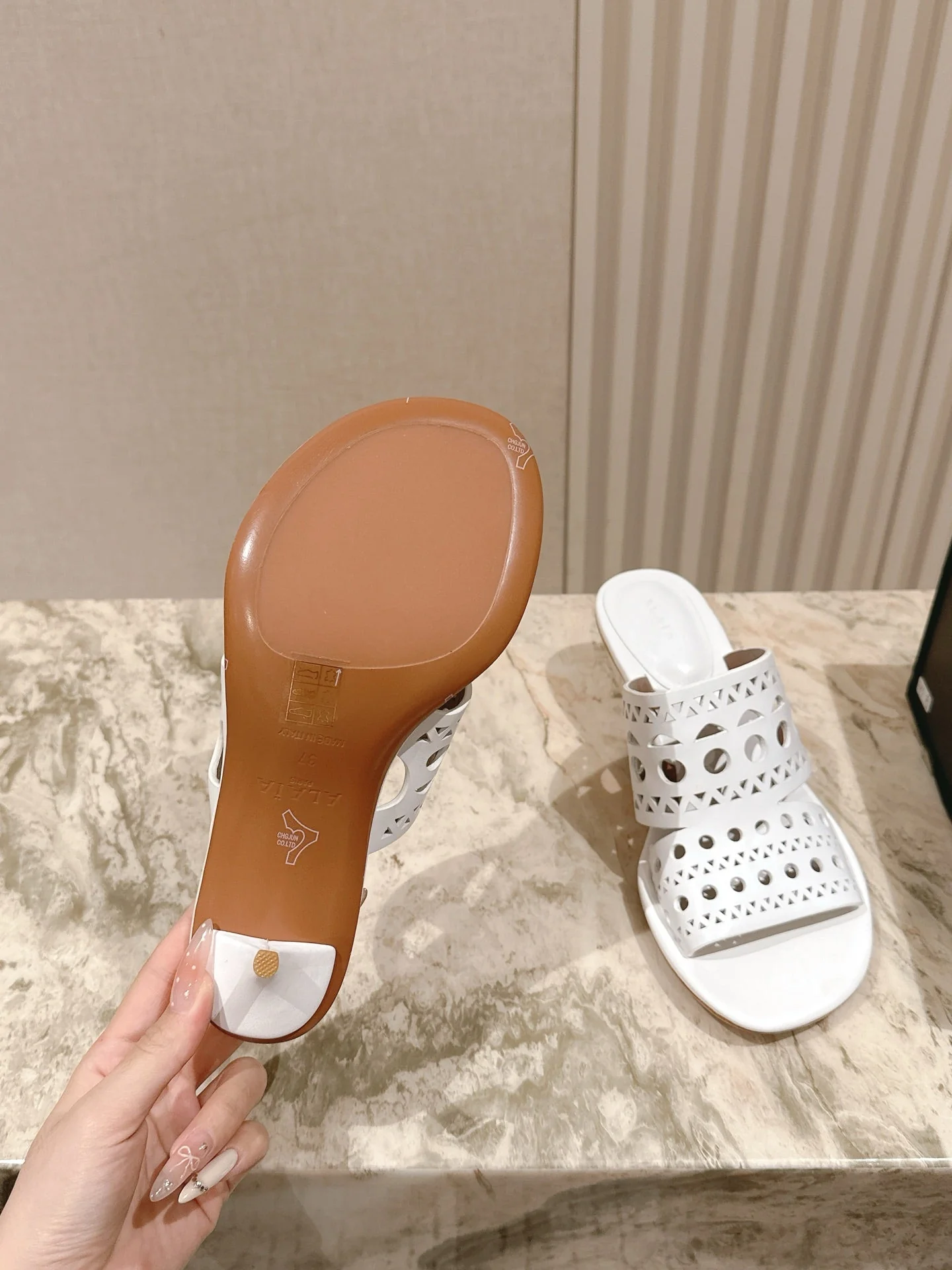 Alaia 2025 Vienne Cutout Kitten-Heel Slide Sandals White Leather 293650 - Image 2