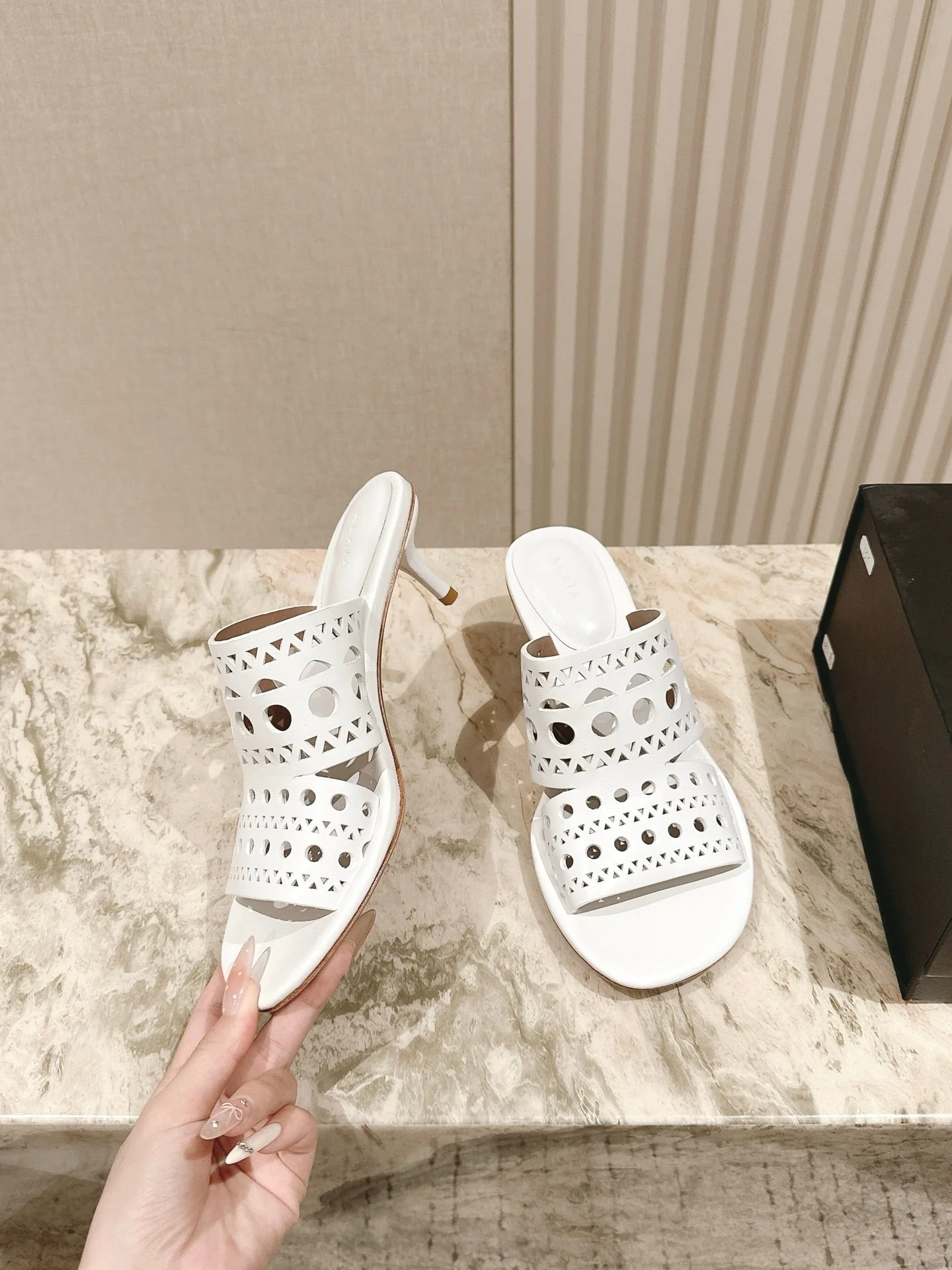 Alaia 2025 Vienne Cutout Kitten-Heel Slide Sandals White Leather 293650 - Image 3
