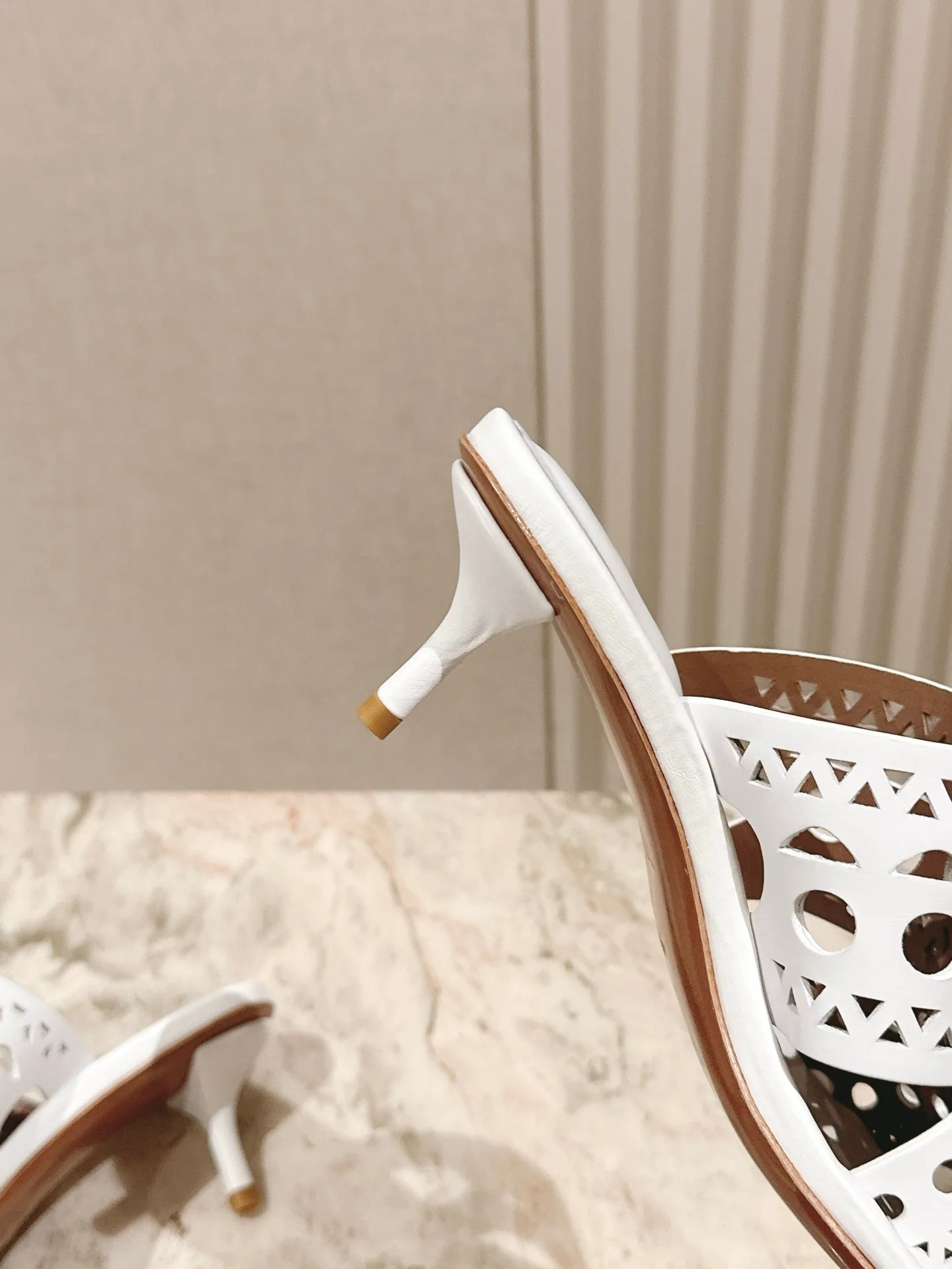 Alaia 2025 Vienne Cutout Kitten-Heel Slide Sandals White Leather 293650 - Image 4