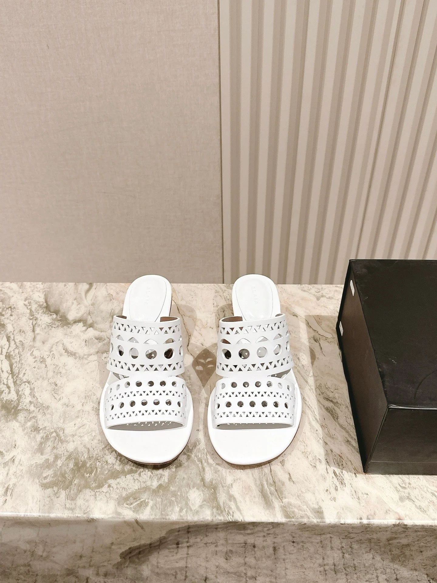 Alaia 2025 Vienne Cutout Kitten-Heel Slide Sandals White Leather 293650 - Image 5