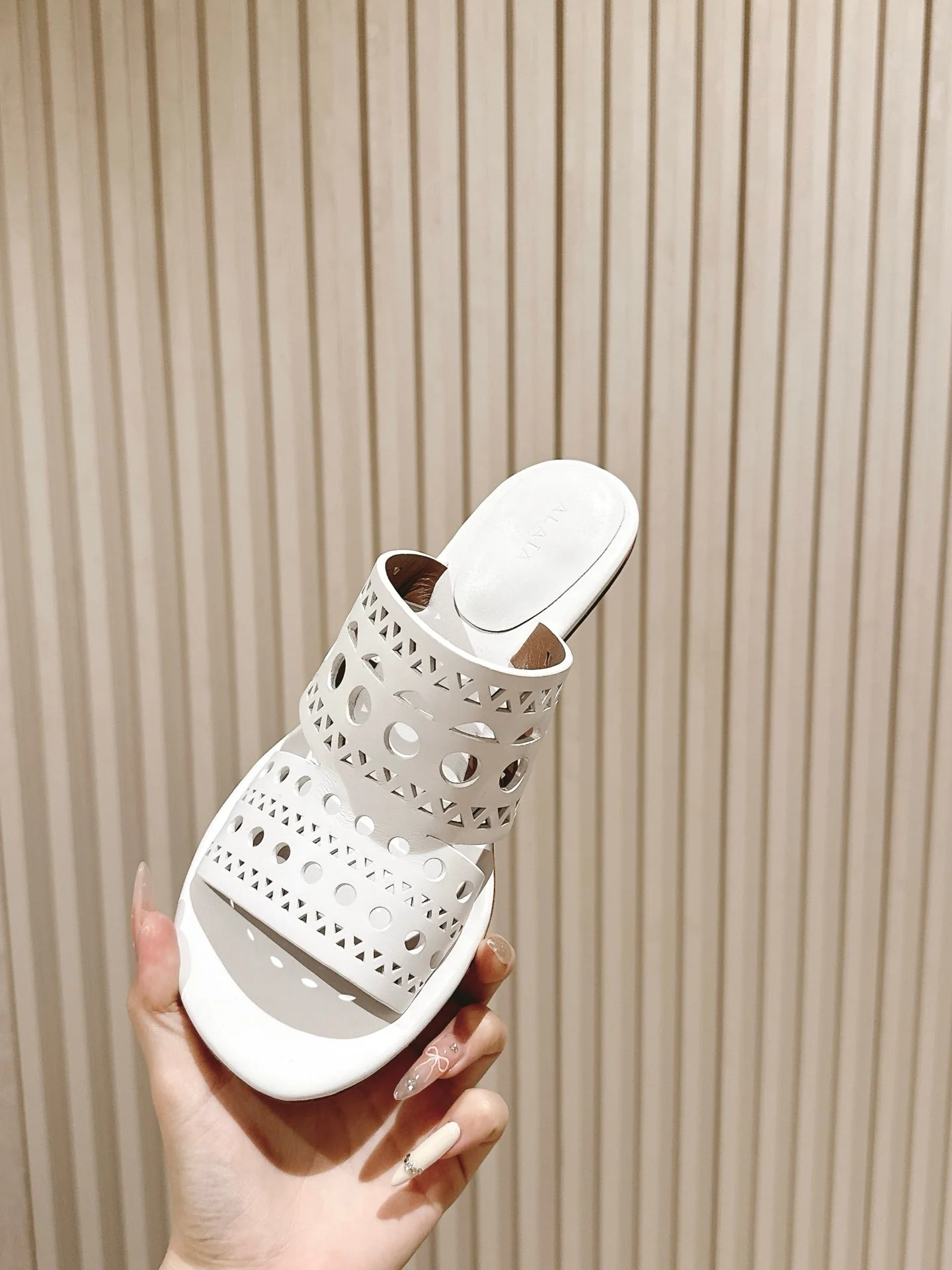 Alaia 2025 Vienne Cutout Kitten-Heel Slide Sandals White Leather 293650 - Image 7