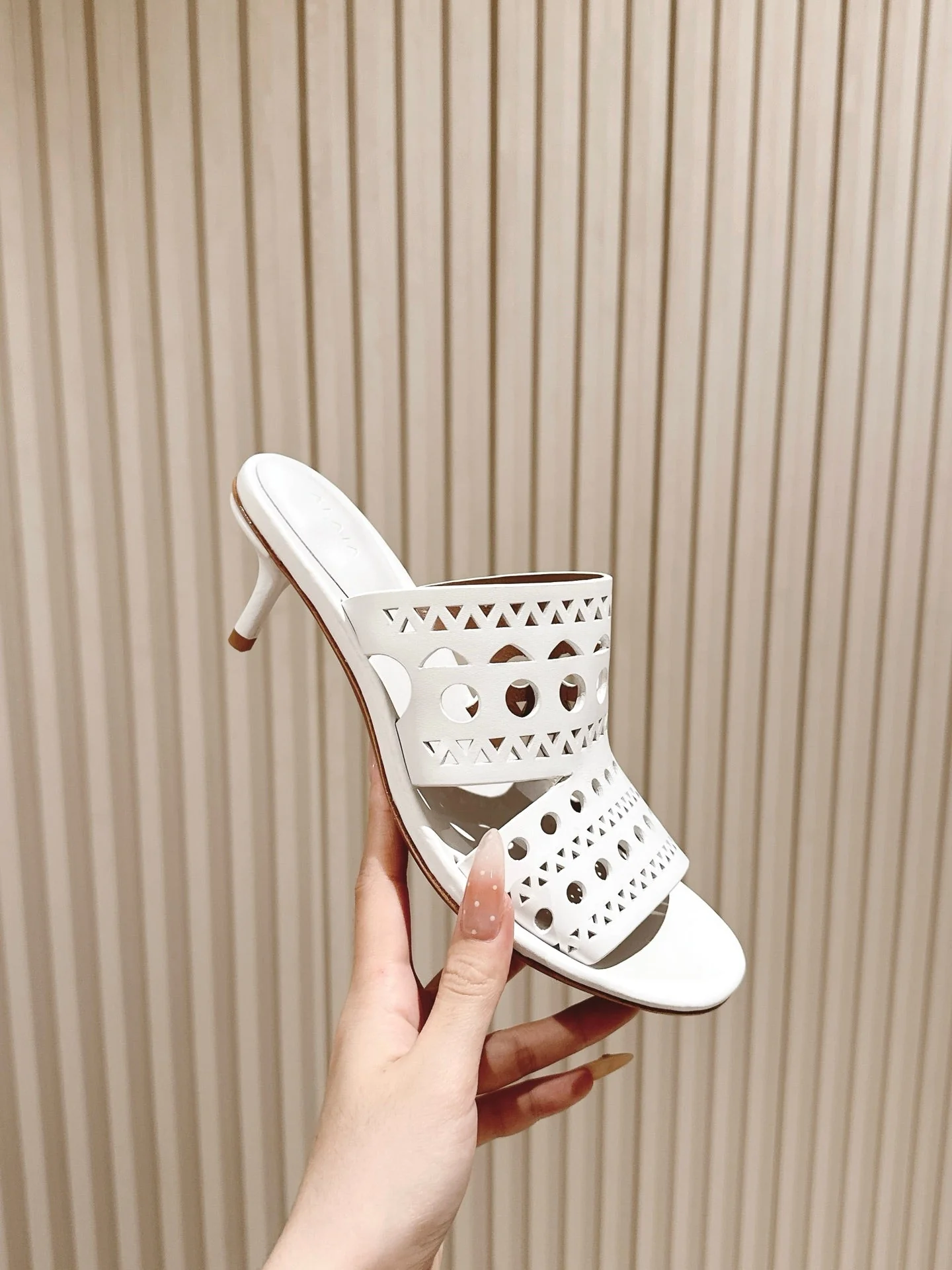 Alaia 2025 Vienne Cutout Kitten-Heel Slide Sandals White Leather 293650 - Image 9