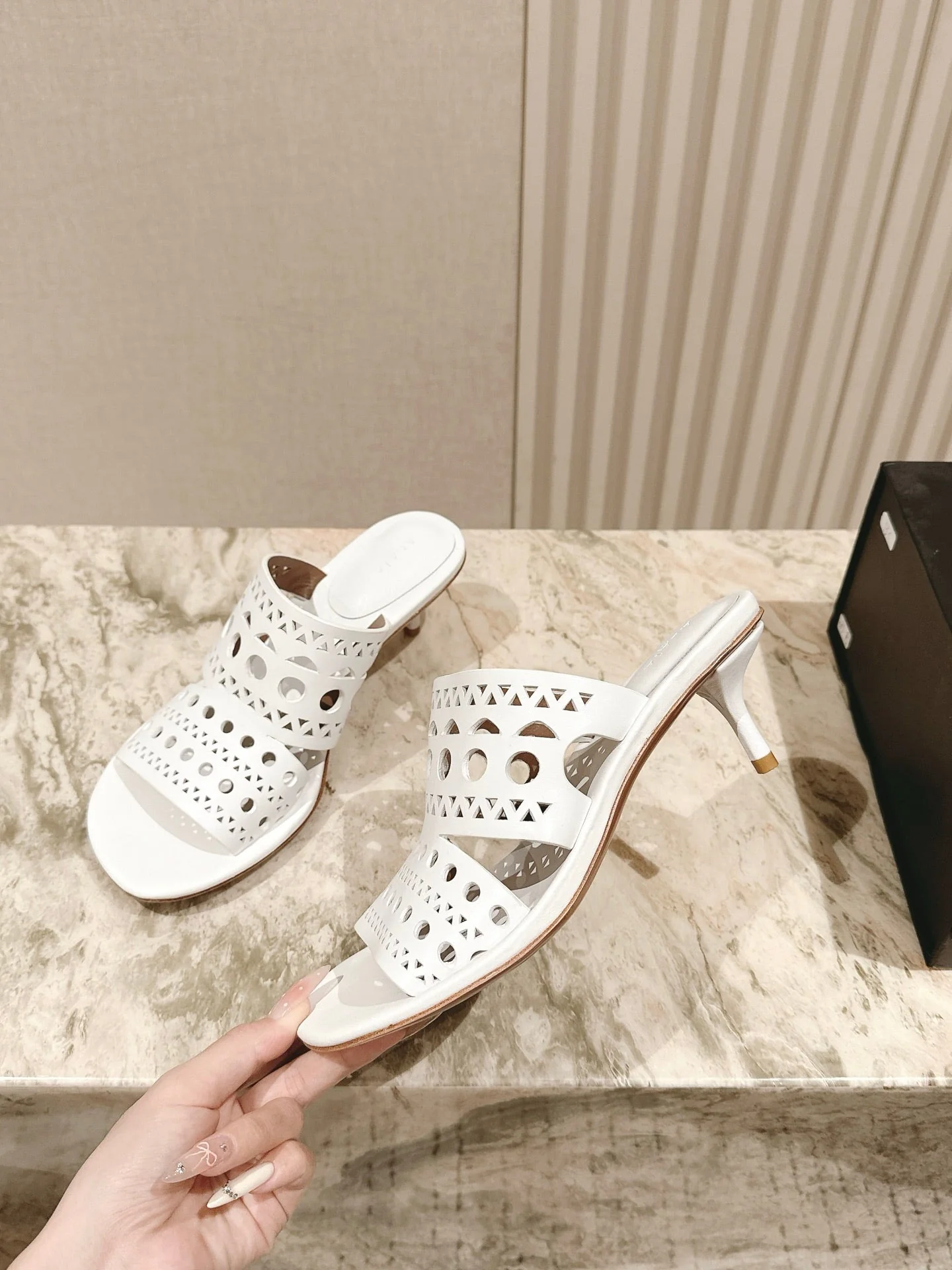 Alaia 2025 Vienne Cutout Kitten-Heel Slide Sandals White Leather 293650 - Image 8