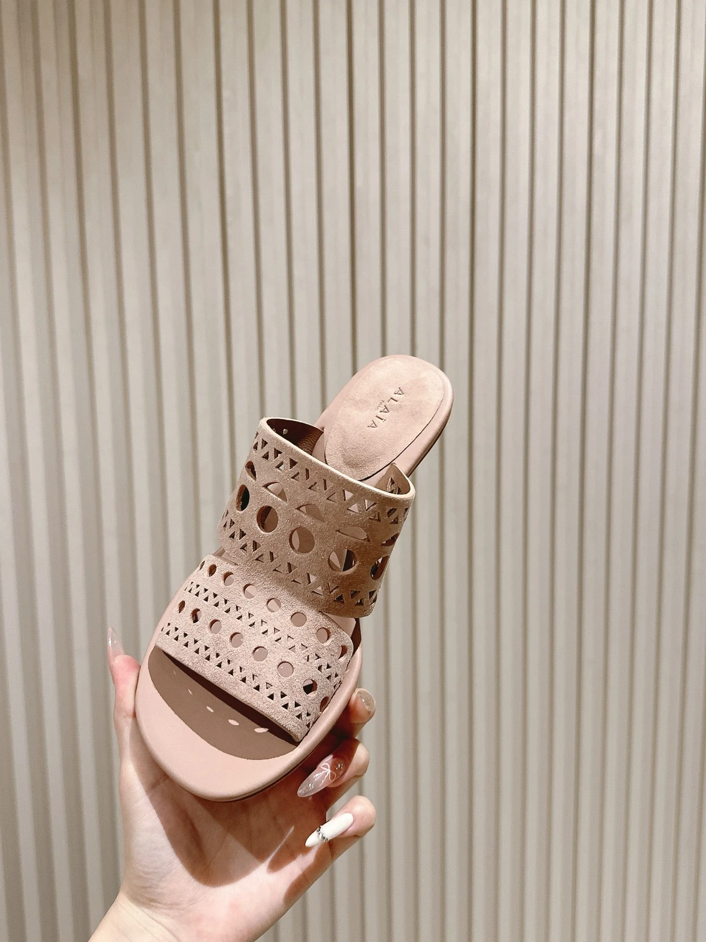 Alaia 2025 Vienne Cutout Kitten-Heel Slide Sandals Pink Leather 293651 - Image 4