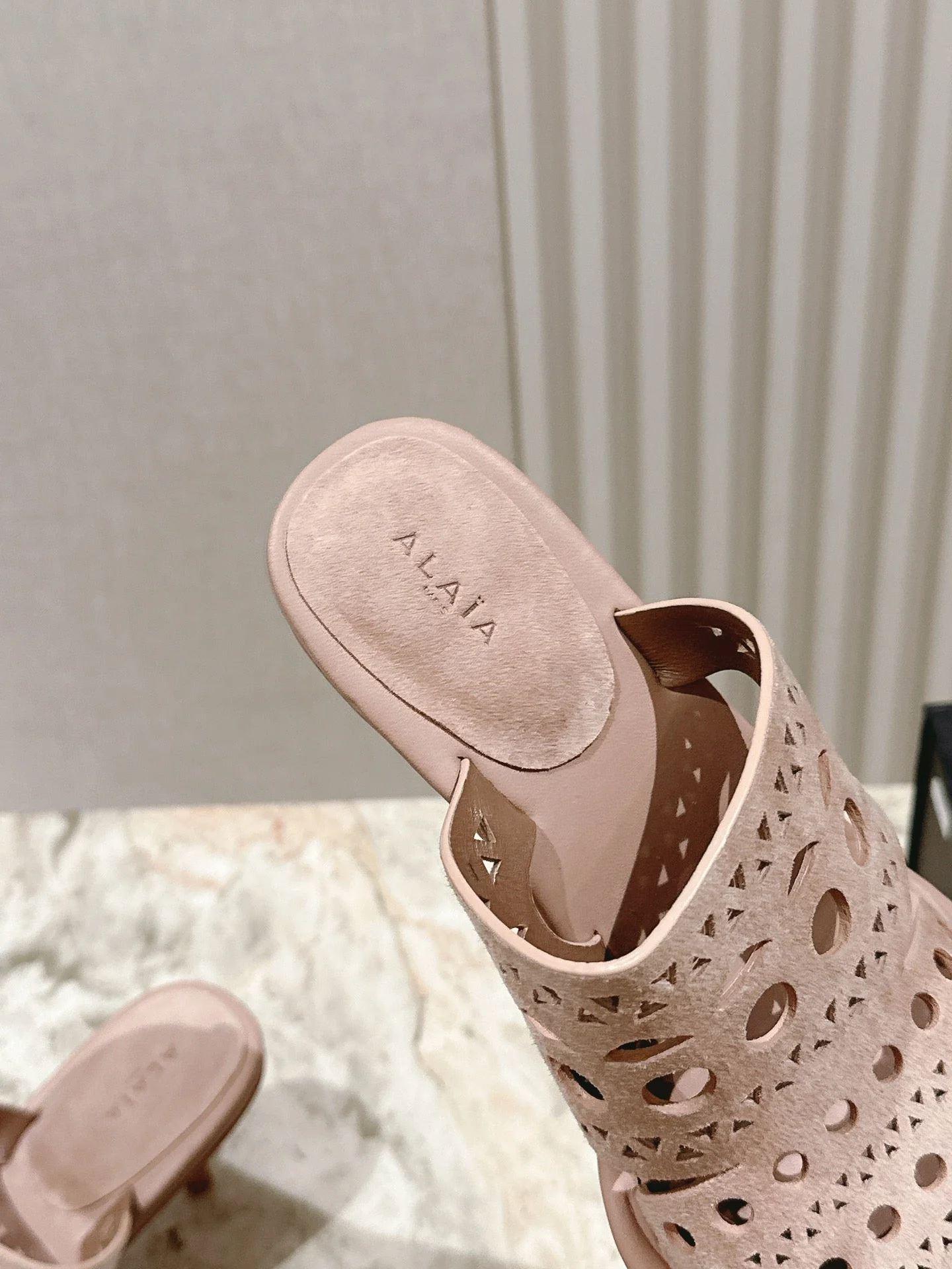 Alaia 2025 Vienne Cutout Kitten-Heel Slide Sandals Pink Leather 293651 - Image 2