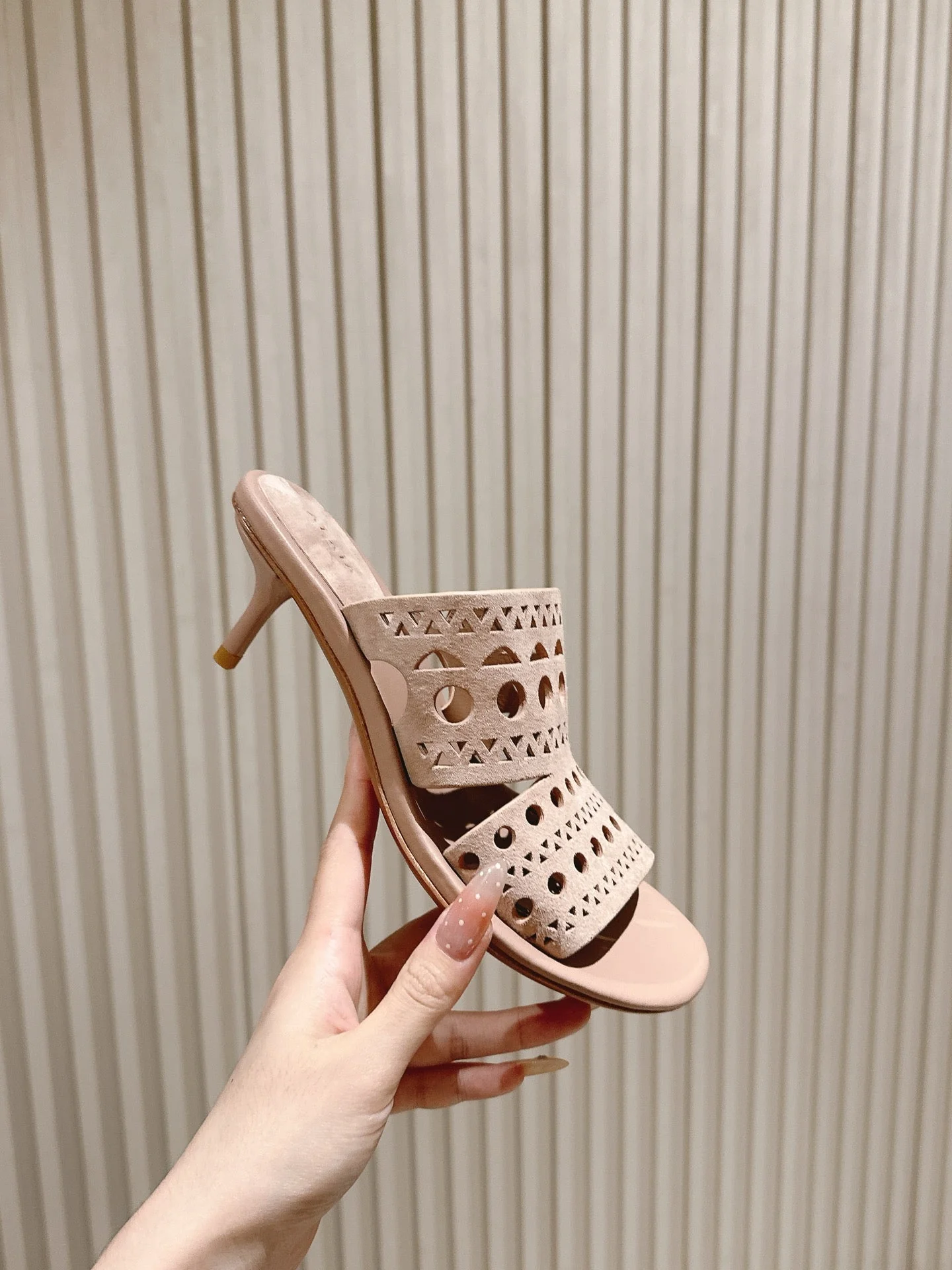 Alaia 2025 Vienne Cutout Kitten-Heel Slide Sandals Pink Leather 293651 - Image 6