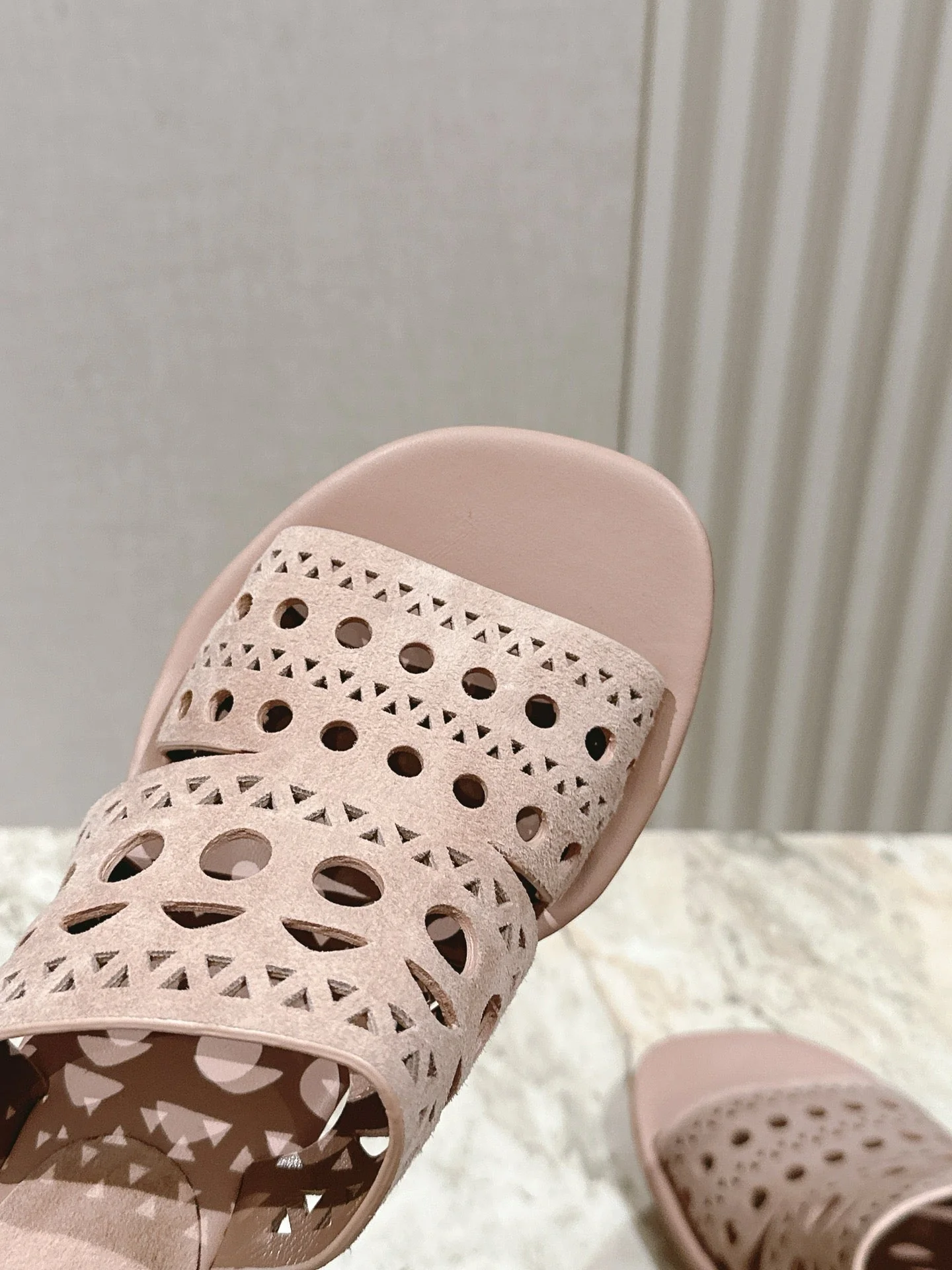 Alaia 2025 Vienne Cutout Kitten-Heel Slide Sandals Pink Leather 293651 - Image 3