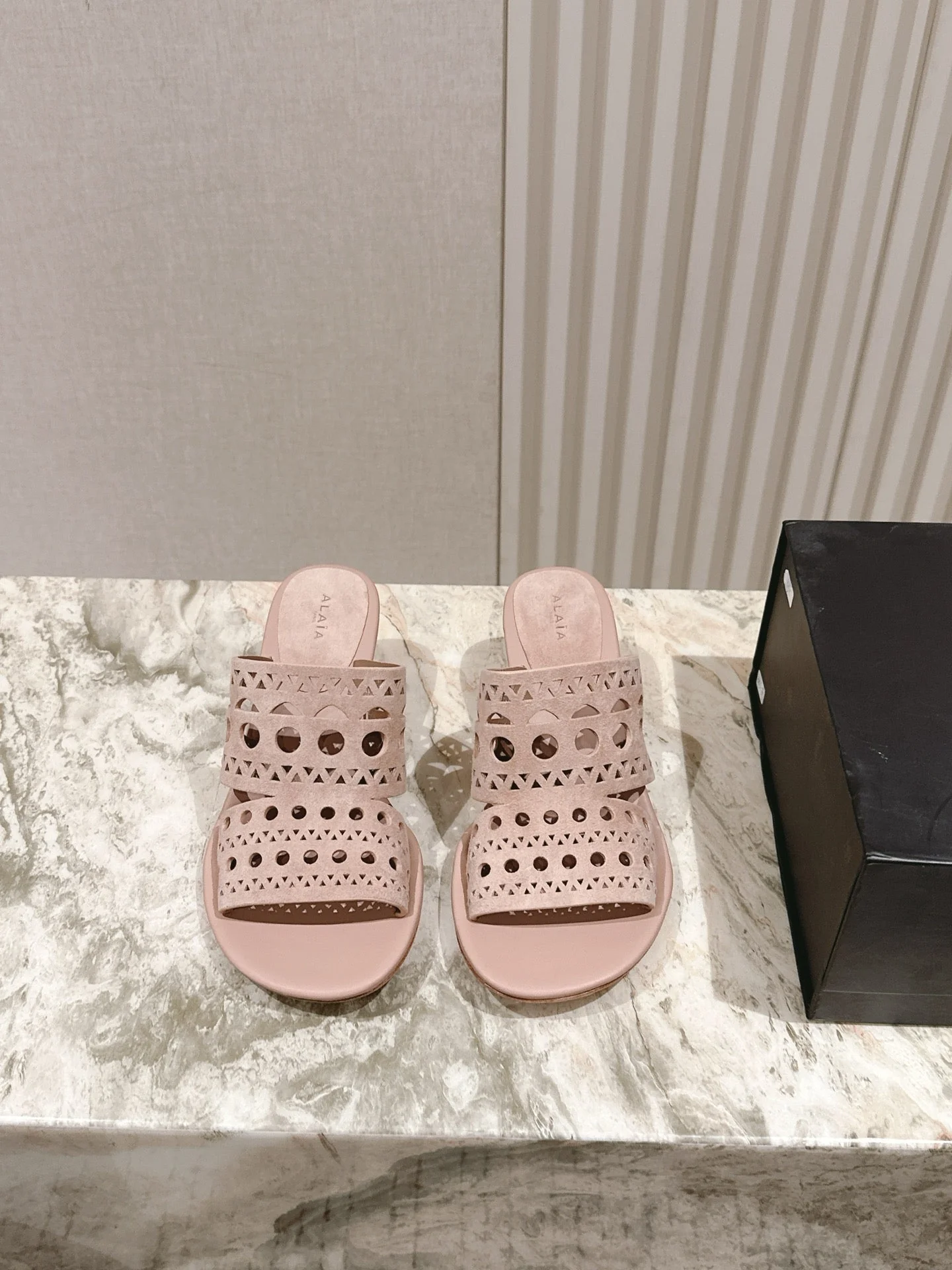 Alaia 2025 Vienne Cutout Kitten-Heel Slide Sandals Pink Leather 293651 - Image 7