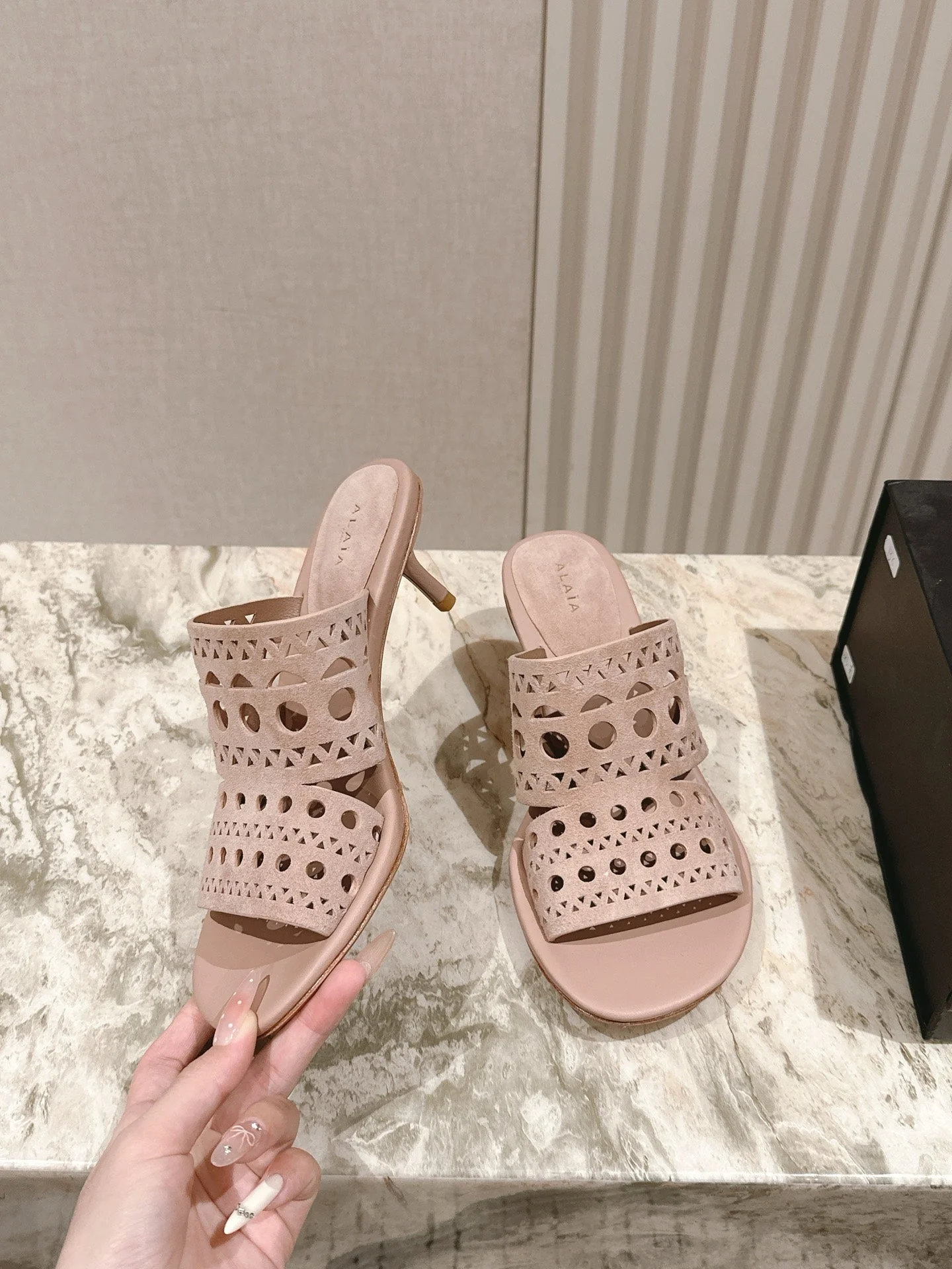Alaia 2025 Vienne Cutout Kitten-Heel Slide Sandals Pink Leather 293651 - Image 8