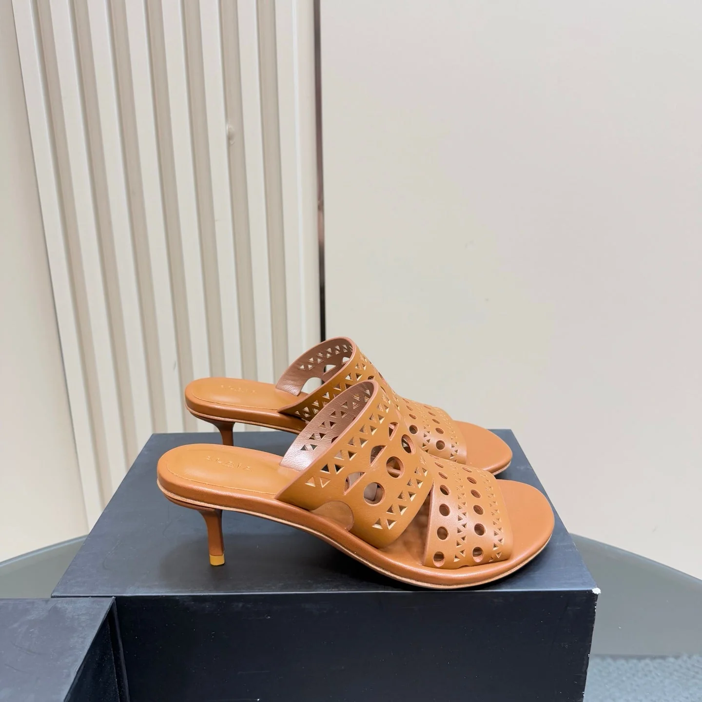 Alaia Vienne Cutout Kitten-Heel Slide Sandals Brown Sheepskin 299662 - Image 4