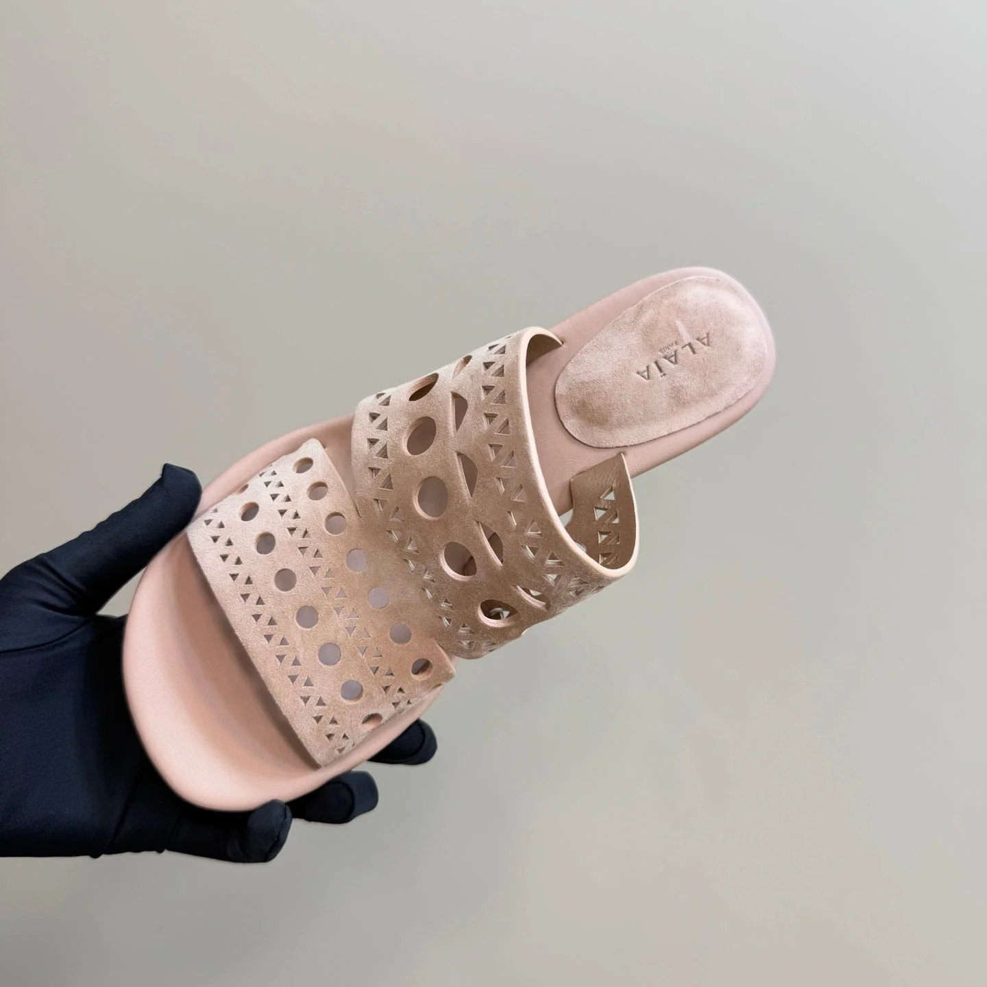 Alaia Vienne Cutout Kitten-Heel Slide Sandals Pink Sheepskin 299665 - Image 3