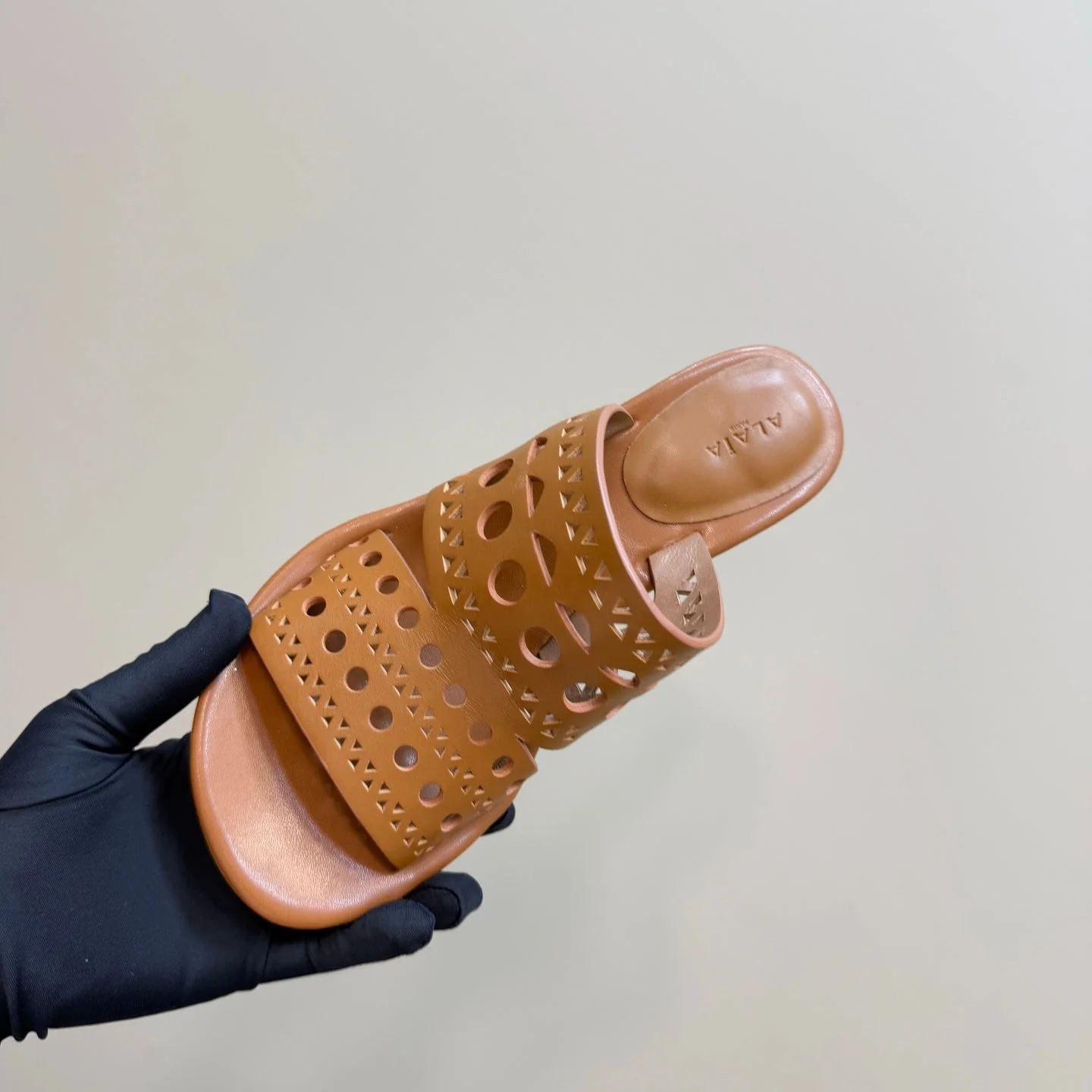 Alaia Vienne Cutout Kitten-Heel Slide Sandals Brown Sheepskin 299662 - Image 9