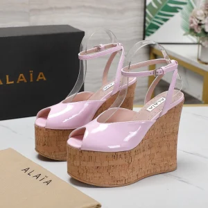 ALAIA WEDGE SANDAL IN ROSE PINK GLOSSY CALFSKIN AND BEIGE RUBBER