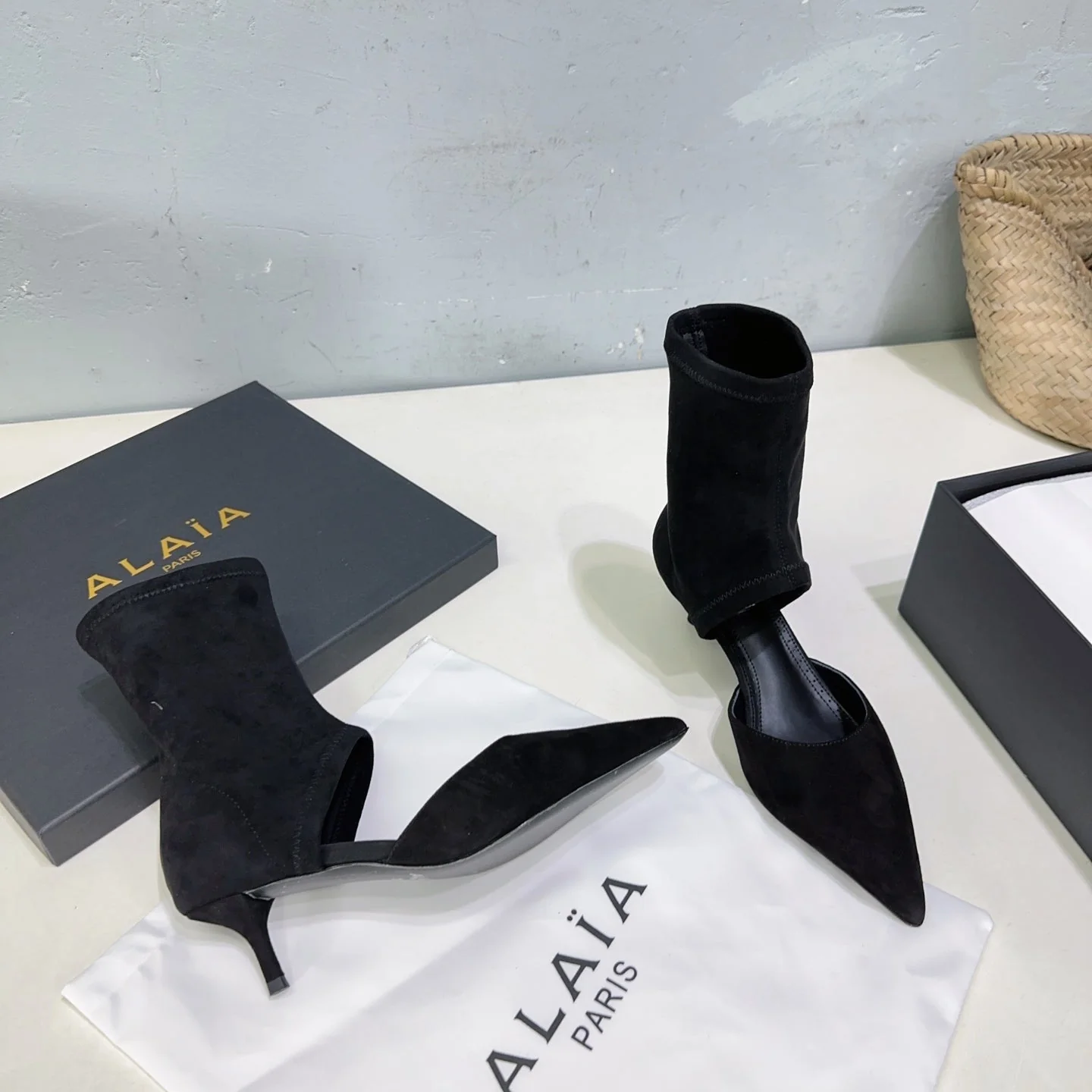 Alaia's new fall/winter ankle boots black suede 388513 - Image 2
