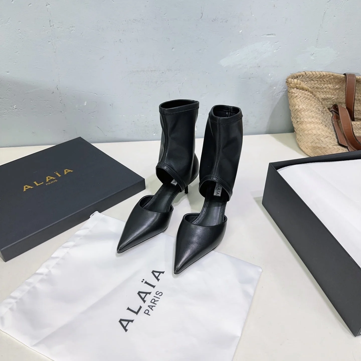 Alaia's new fall/winter ankle boots black sheepskin 388514 - Image 2