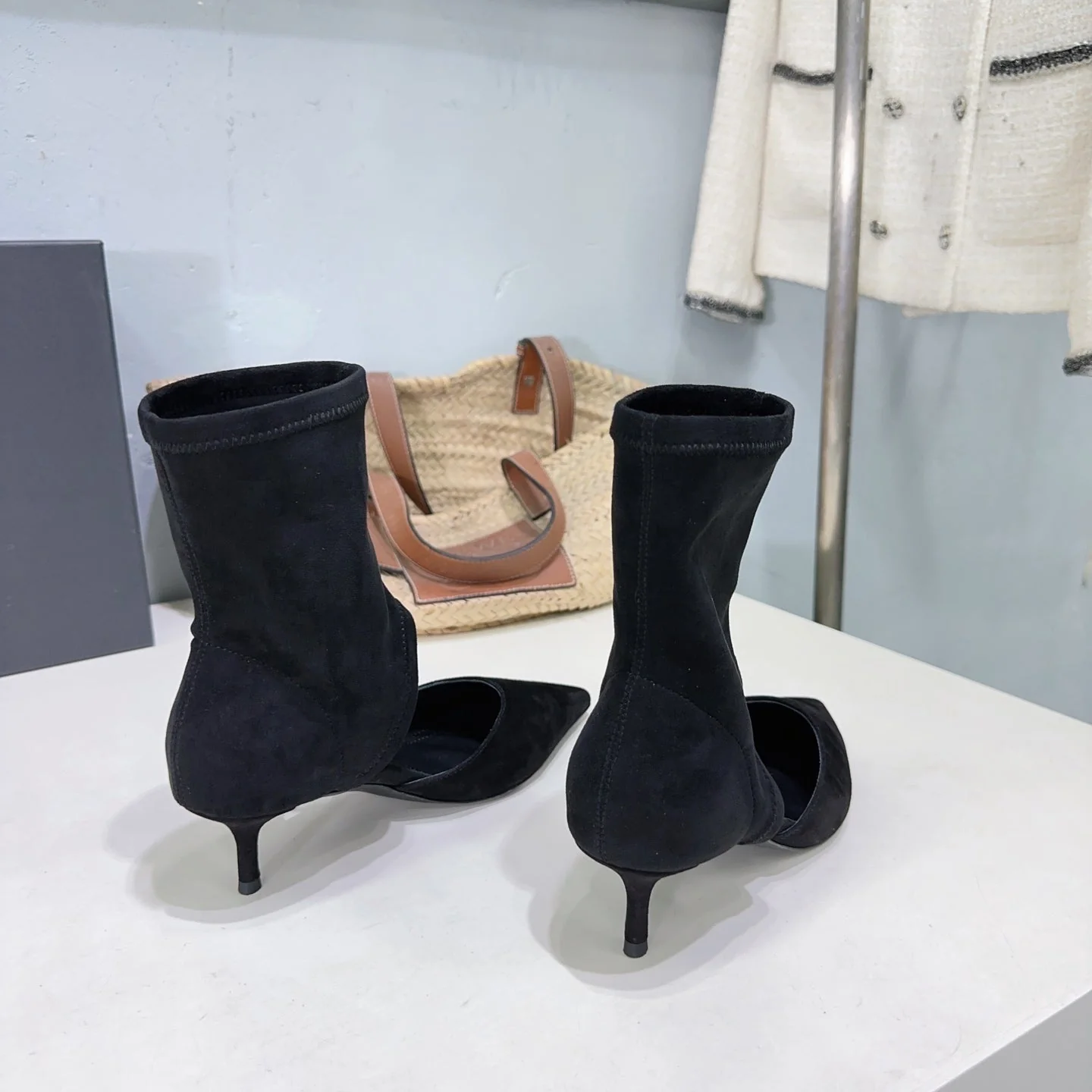 Alaia's new fall/winter ankle boots black suede 388513 - Image 6