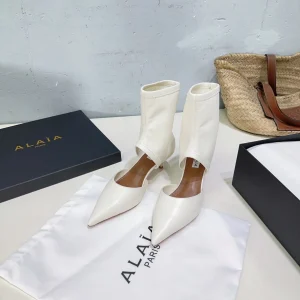 Alaia's new fall/winter ankle boots white sheepskin 388515