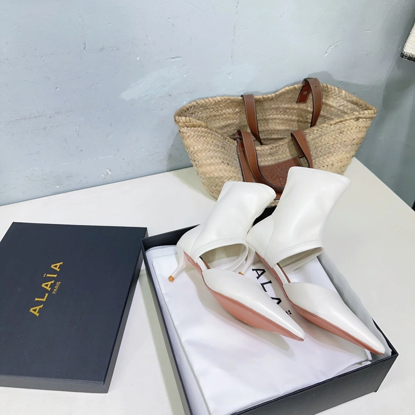 Alaia's new fall/winter ankle boots white sheepskin 388515 - Image 6